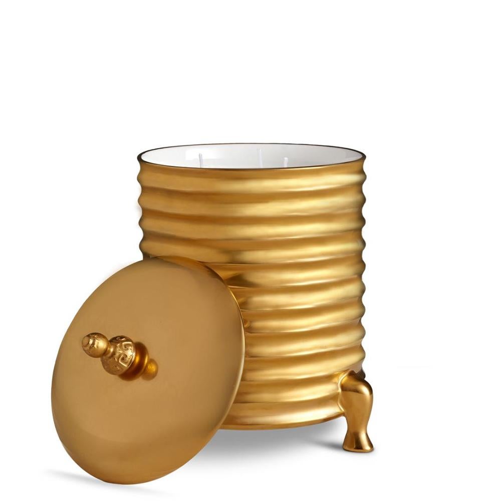 Candle box golden made in porcelain with lid.
In gold finish porcelain in 24-karat gold-plated.
Include paraffin wax with 3 wicks.
Delivered in a luxury gift box.