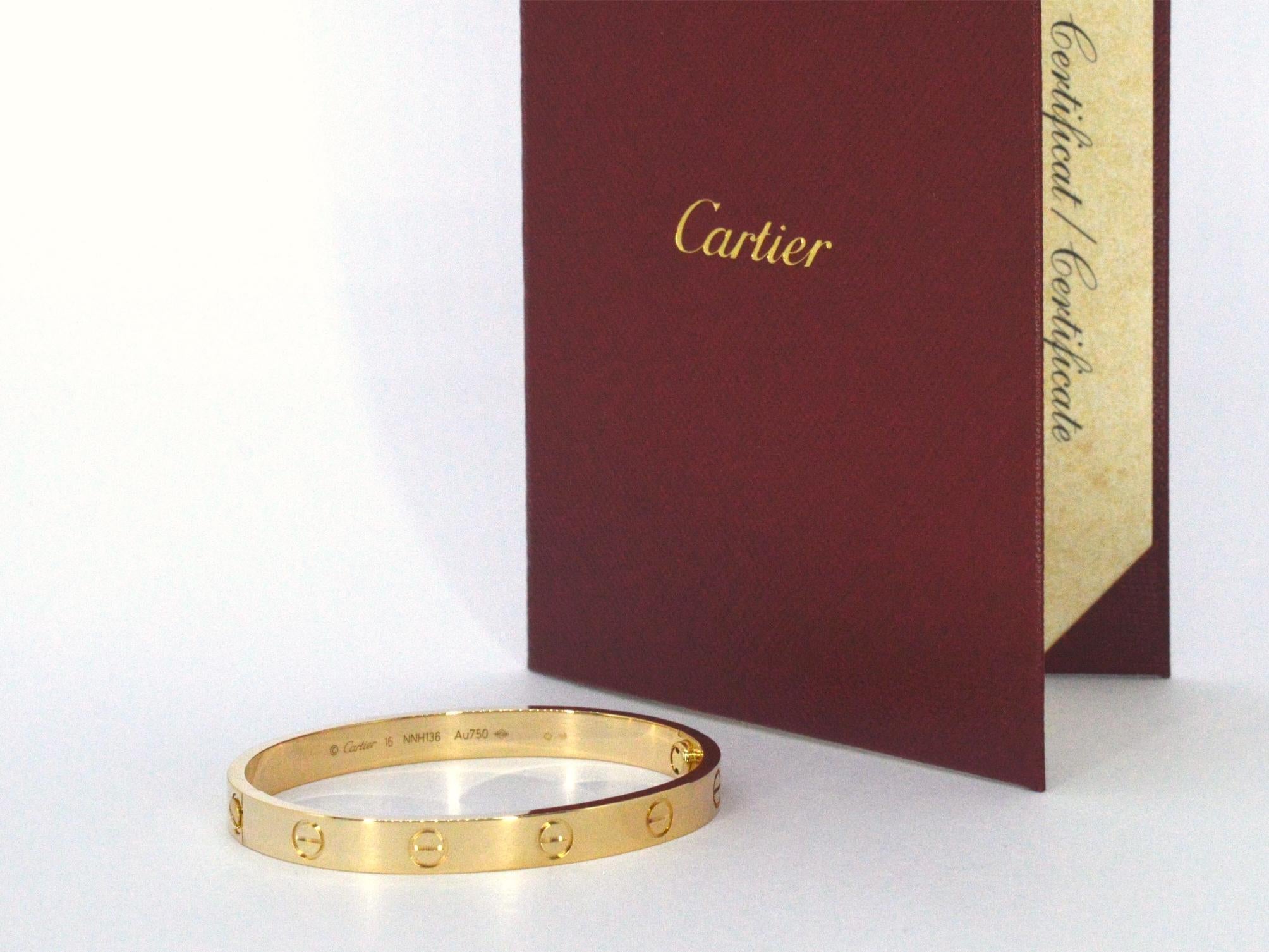 Voici un superbe bracelet d'amour de Cartier, au design intemporel synonyme d'élégance et de luxe. Ce bracelet est livré avec sa boîte d'origine, son certificat et son tournevis, ce qui en garantit l'authenticité et la commodité. Fabriqué en or 18