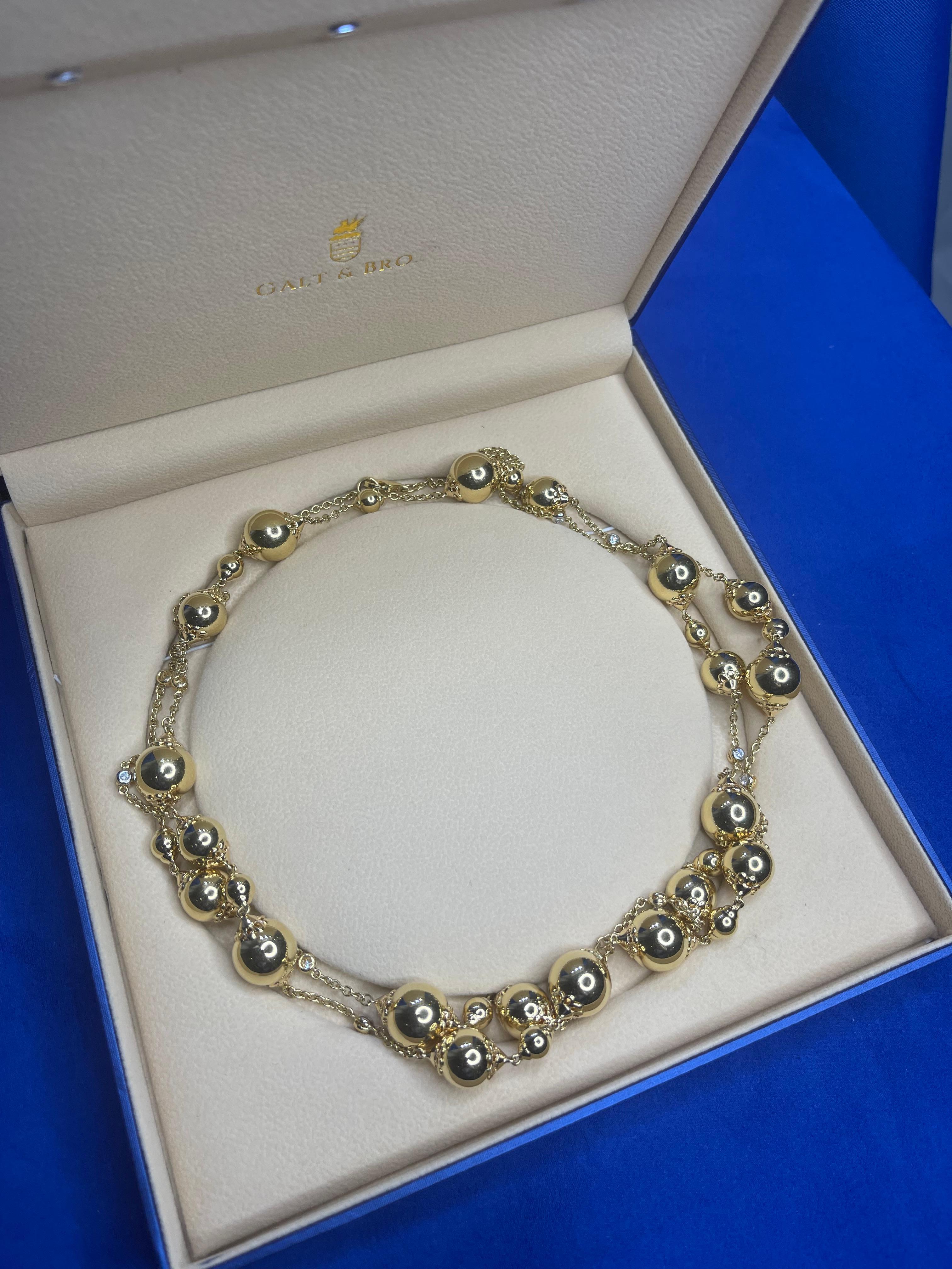 Taille ronde Long collier en or jaune 18 carats avec sphères célestes et diamants en vente