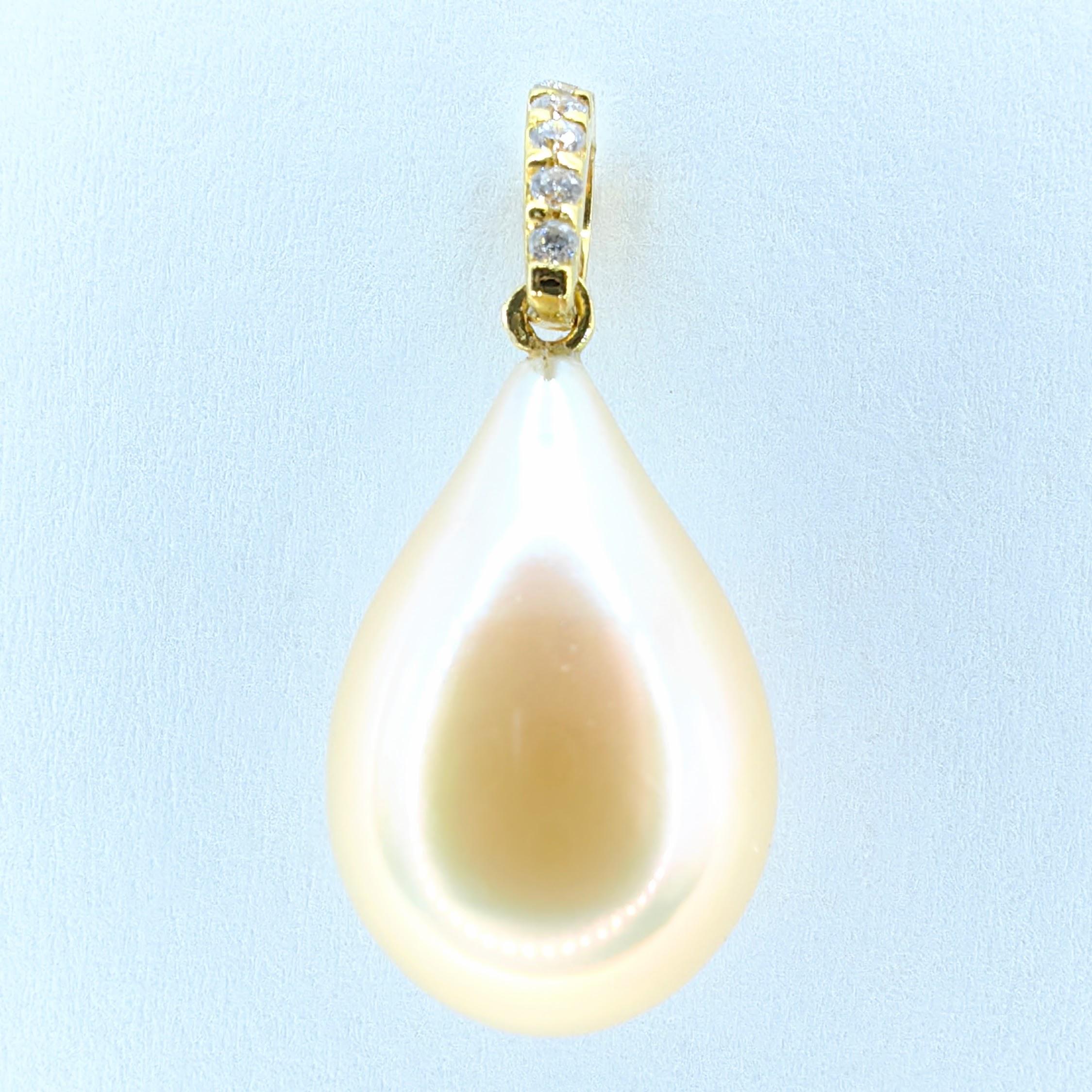 Introducing our exquisite Golden Champagne Teardrop Baroque Pearl Diamond Necklace Pendant in 18K Yellow Gold, a true embodiment of elegance and sophistication. This stunning pendant features a 10mm Golden Champagne Teardrop Freshwater Baroque Pearl