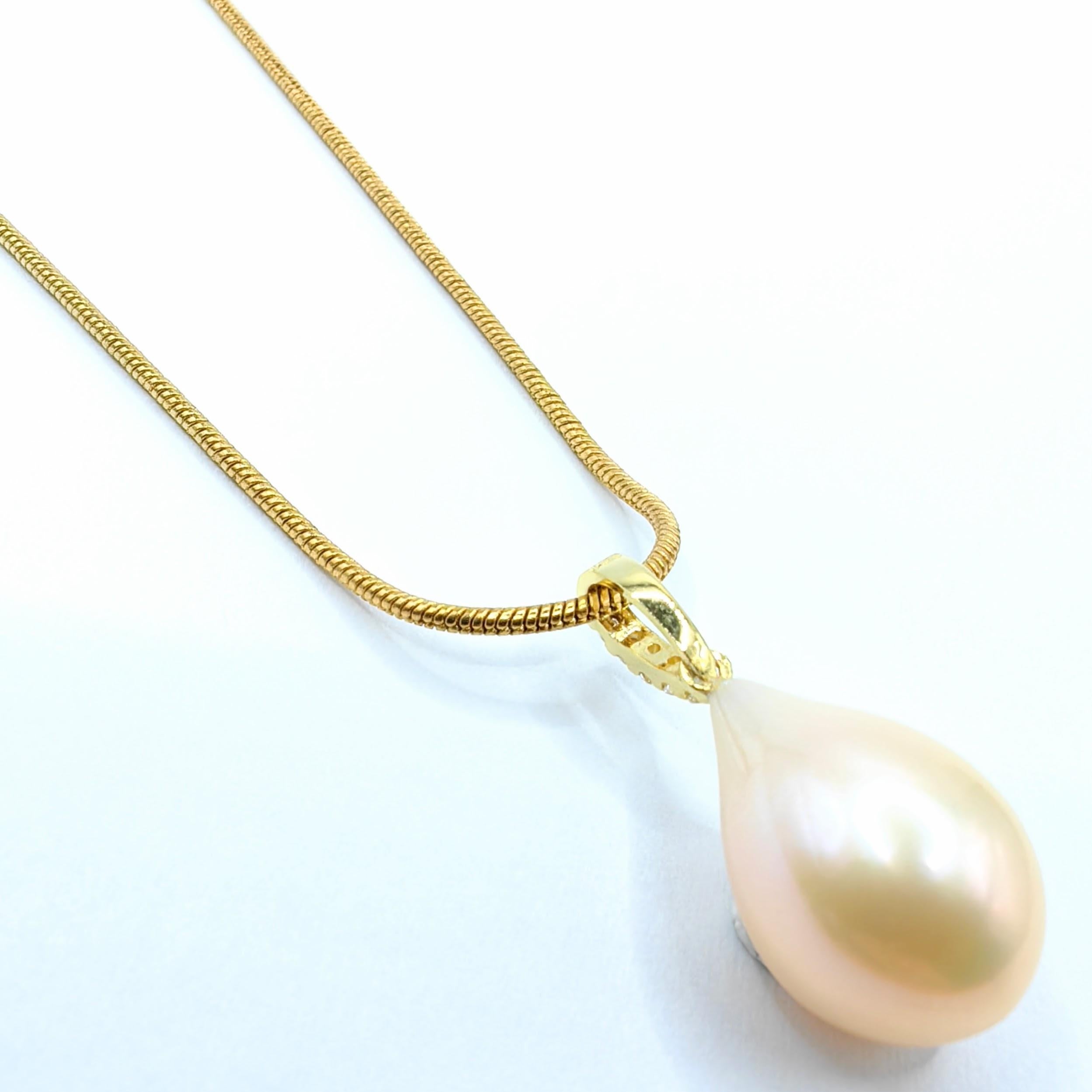 Golden Champagne Teardrop Baroque Pearl Diamond 18K Yellow Gold Necklace Pendant In New Condition For Sale In Wan Chai District, HK