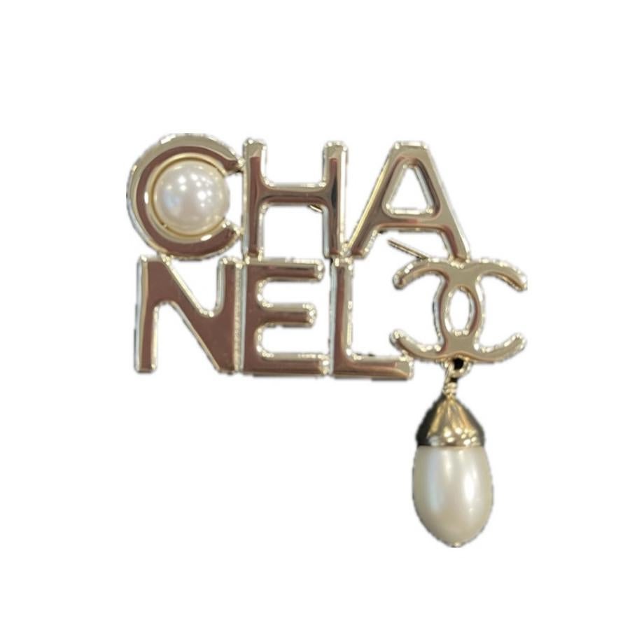 Beautiful Chanel brooch with gold C H A N E L letters, CC and pearl pendant
Condition : excellent
Made in France
Materials : gold plated metal, pearls
Color : golden, pearly
Dimensions : 5,3 x 5,3 cm
Hardware : gold plated metal
Stamp : yes
Year :