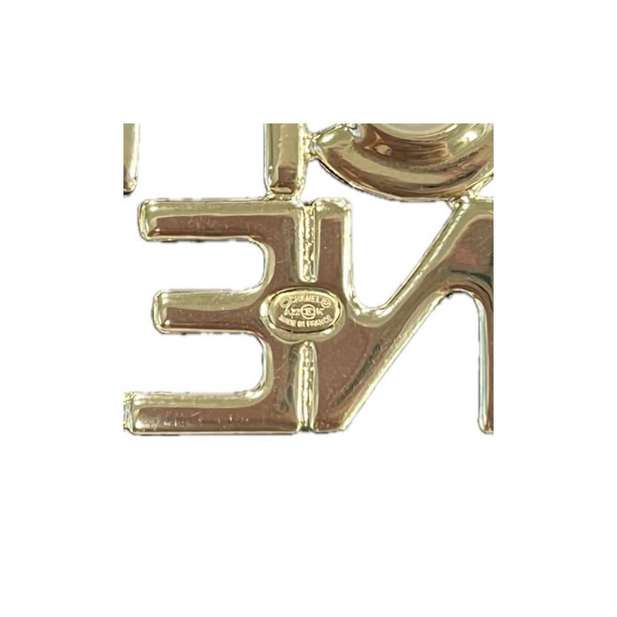 Goldene Chanel Buchstabenbrosche im Zustand „Hervorragend“ im Angebot in Paris, FR