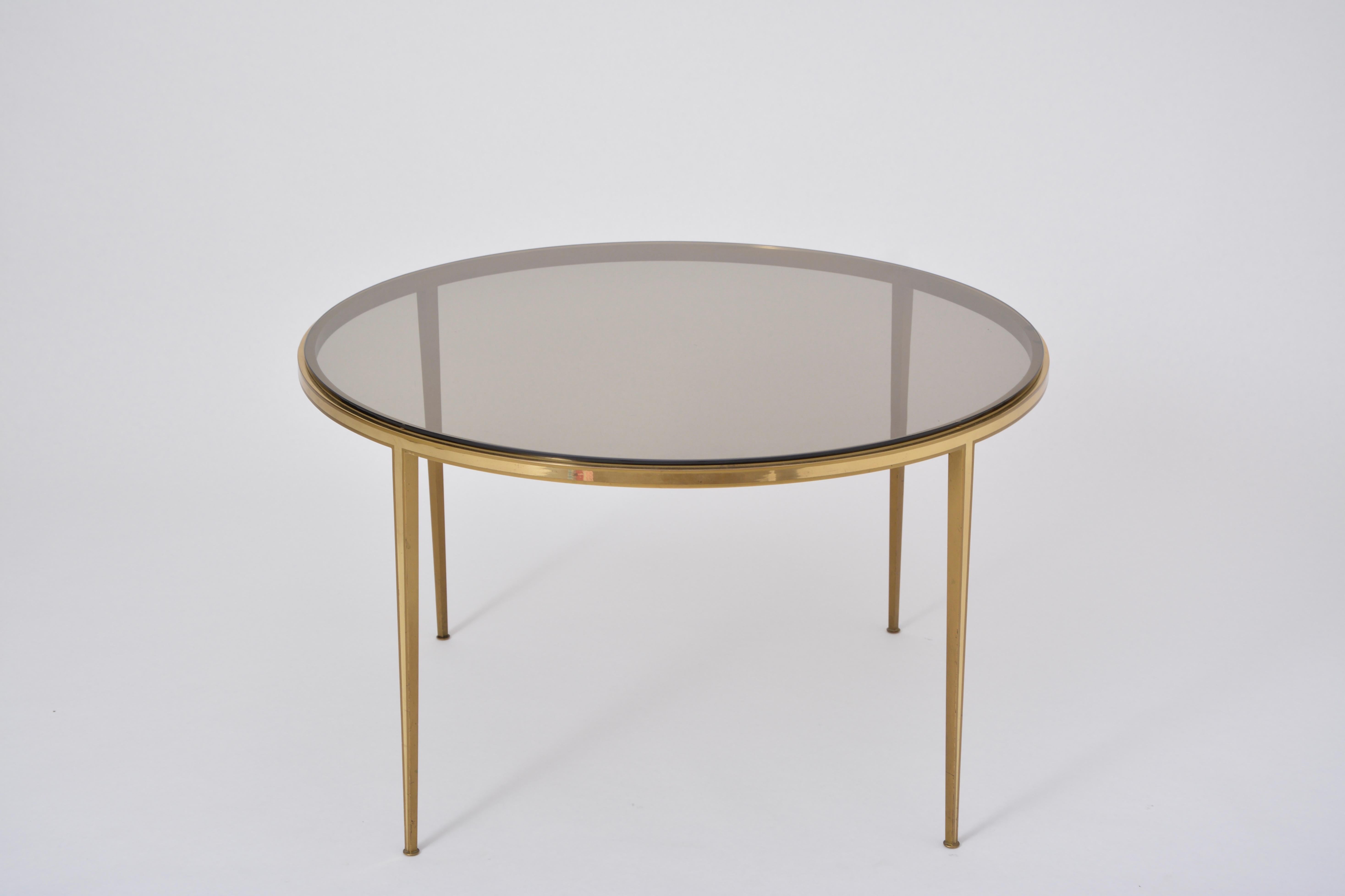 Goldener runder Mid-Century Modern Couchtisch aus Messing von Vereinigte Werkstätten

Runder Couchtisch, hergestellt von den Vereinigten Werkstätten München in den 1960er Jahren. Die Platte ist aus Rauchglas. Normale Gebrauchsspuren, leichte Kratzer