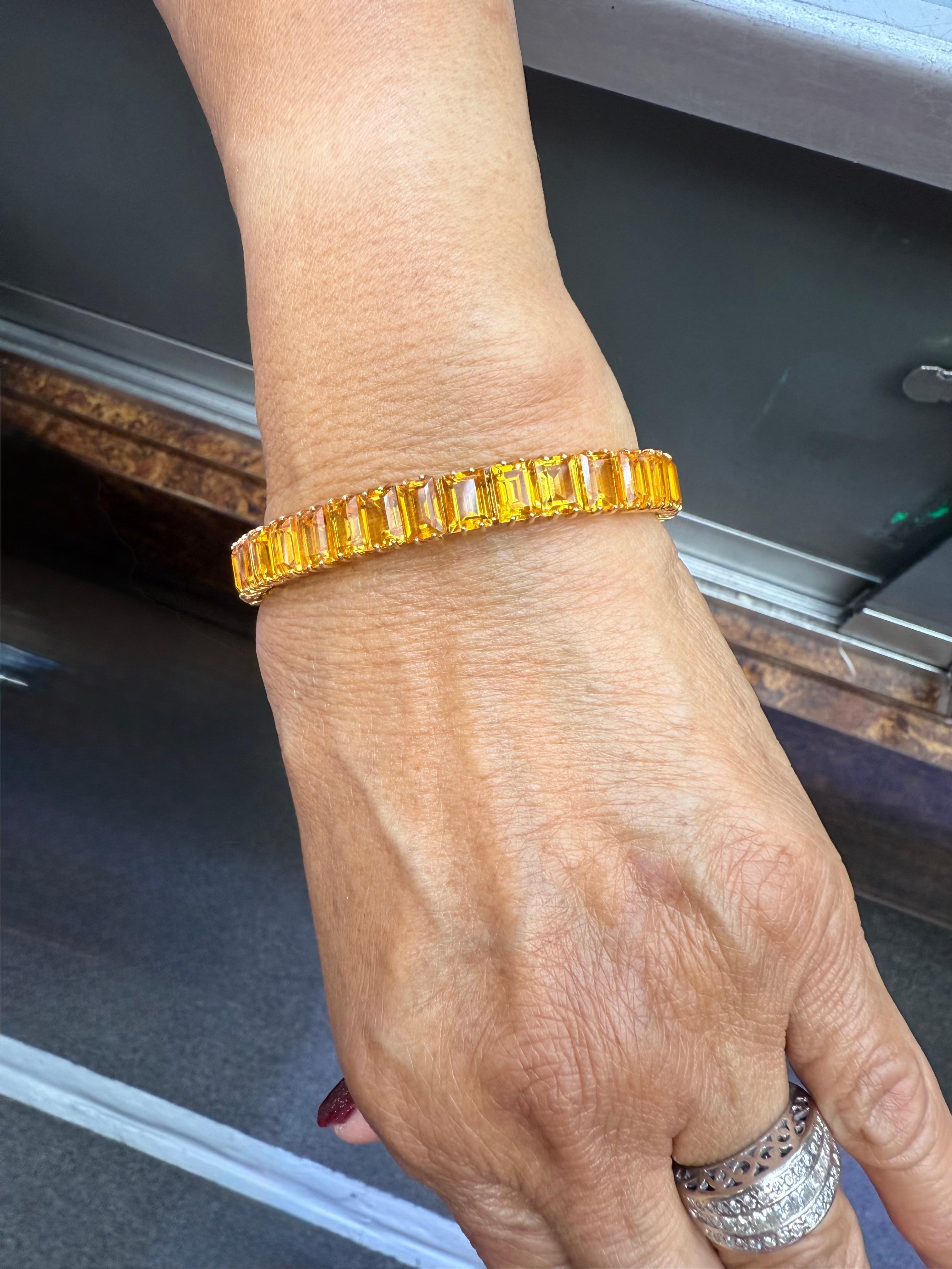Pulsera Línea Citrino Dorado Oro Amarillo 14k Circa 1990s.

La Pulsera Línea Cirtrine de Oro Amarillo de 14 quilates se fabricó en la década de 1990.  Está bellamente engastado con treinta y cuatro tallas de esmeralda  a juego Citrinos dorados.  Se