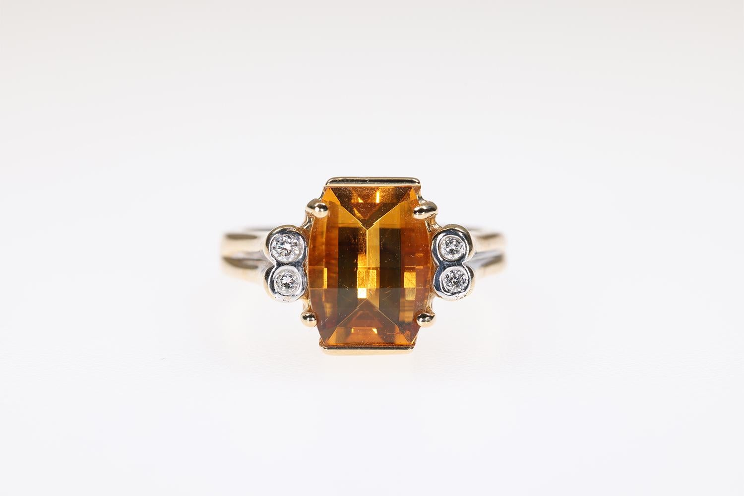 Dieser Ring aus 14-karätigem Gelbgold hat einen modernen und doch klassischen Charakter. Der Citrin in der Mitte hat eine tiefe, satte goldene Farbe und die seitlichen runden Brillanten setzen vier schöne Akzente. Dies ist ein wunderschöner Ring,