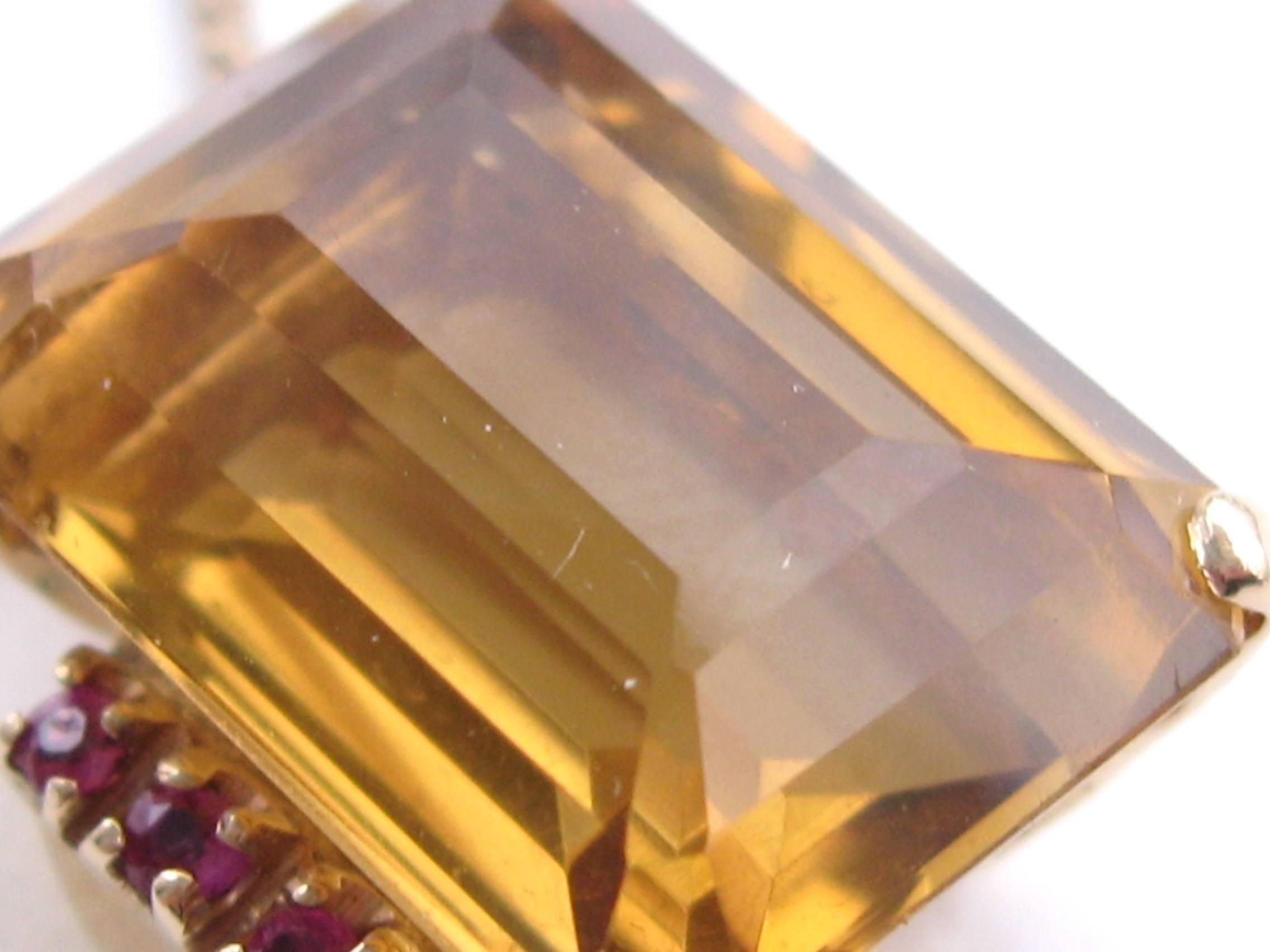 Atemberaubende Emerald Cut Golden Citrin Stein Anhänger in 14K Gold. Flankiert von 6 Rubinen. Auf einem 14K Gold Kette Messung 24 in lang, die Golden Citrin Maßnahmen 18,05 x 13,28 x 9,16 + ca. 14,75 Karat.  Schauen Sie auf jeden Fall in unserem