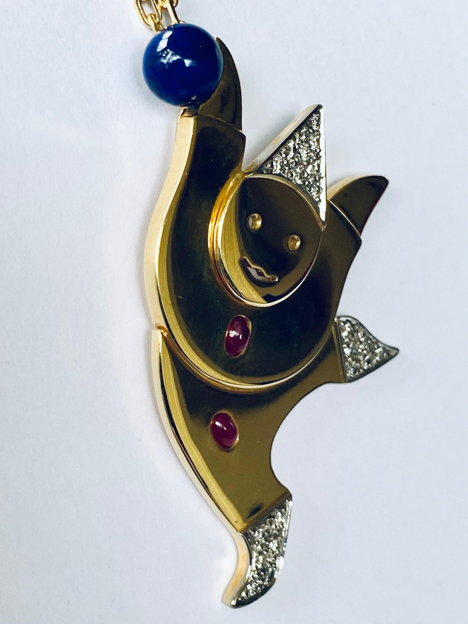 Taglio brillante Ciondolo Clown d'oro, fatto a mano, con diamanti, rubini e lapislazzuli con catenina in vendita