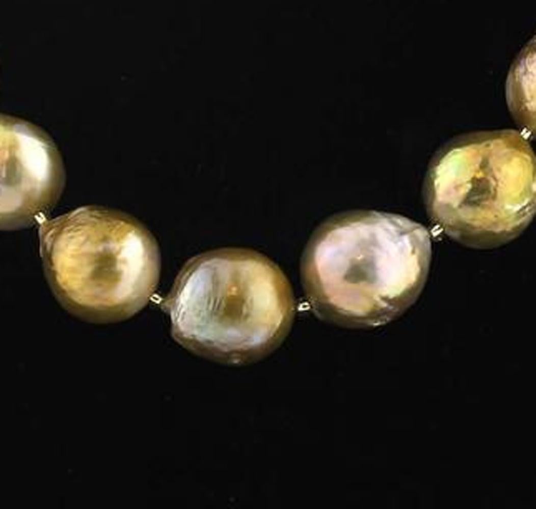 Golden color Wrinkle Pearls necklace In New Condition In Raleigh, NC