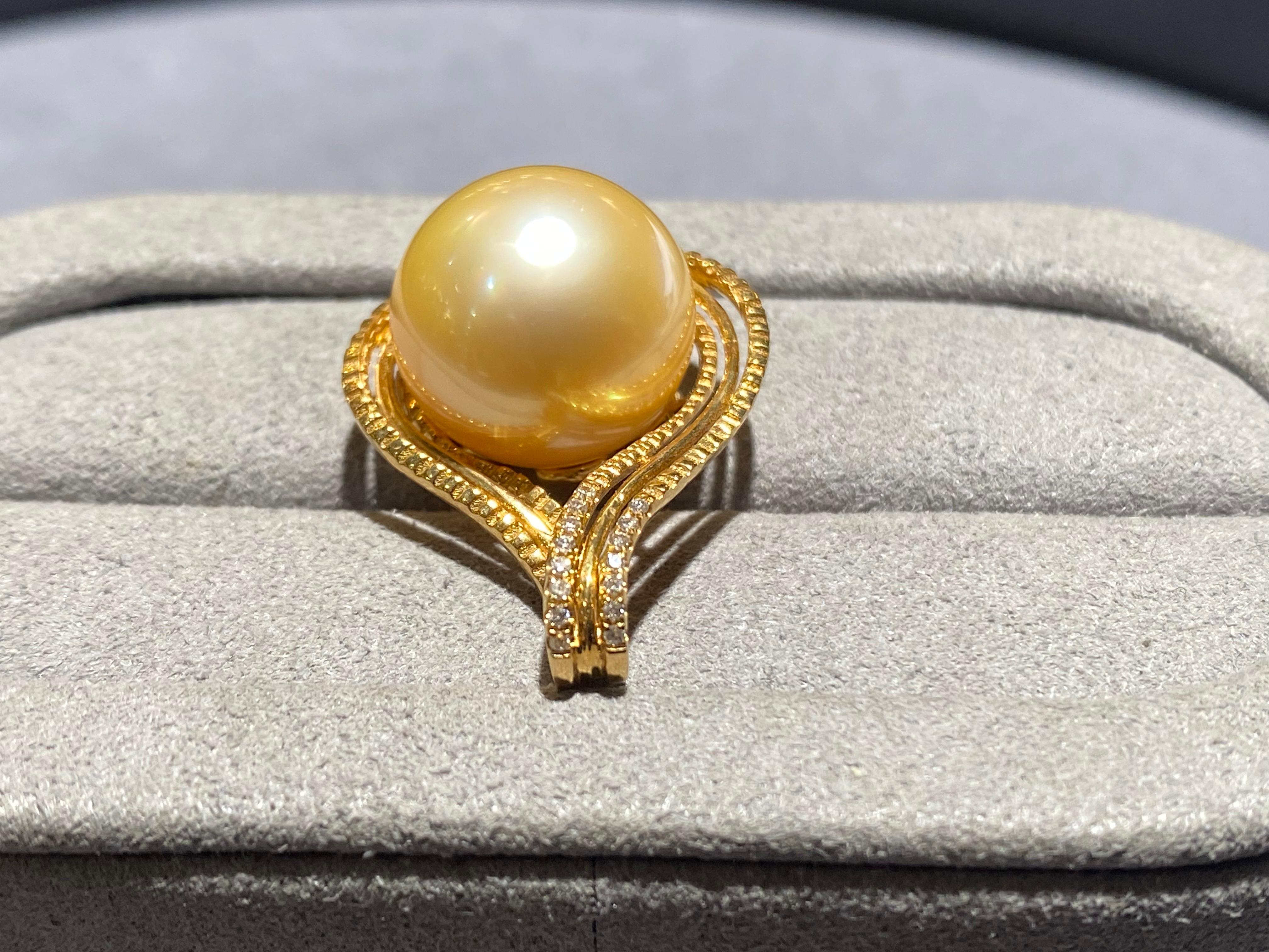 Contemporary Golden Colour South Sea Pearl and Diamond Pendant in 18K Yellow Gold For Sale
