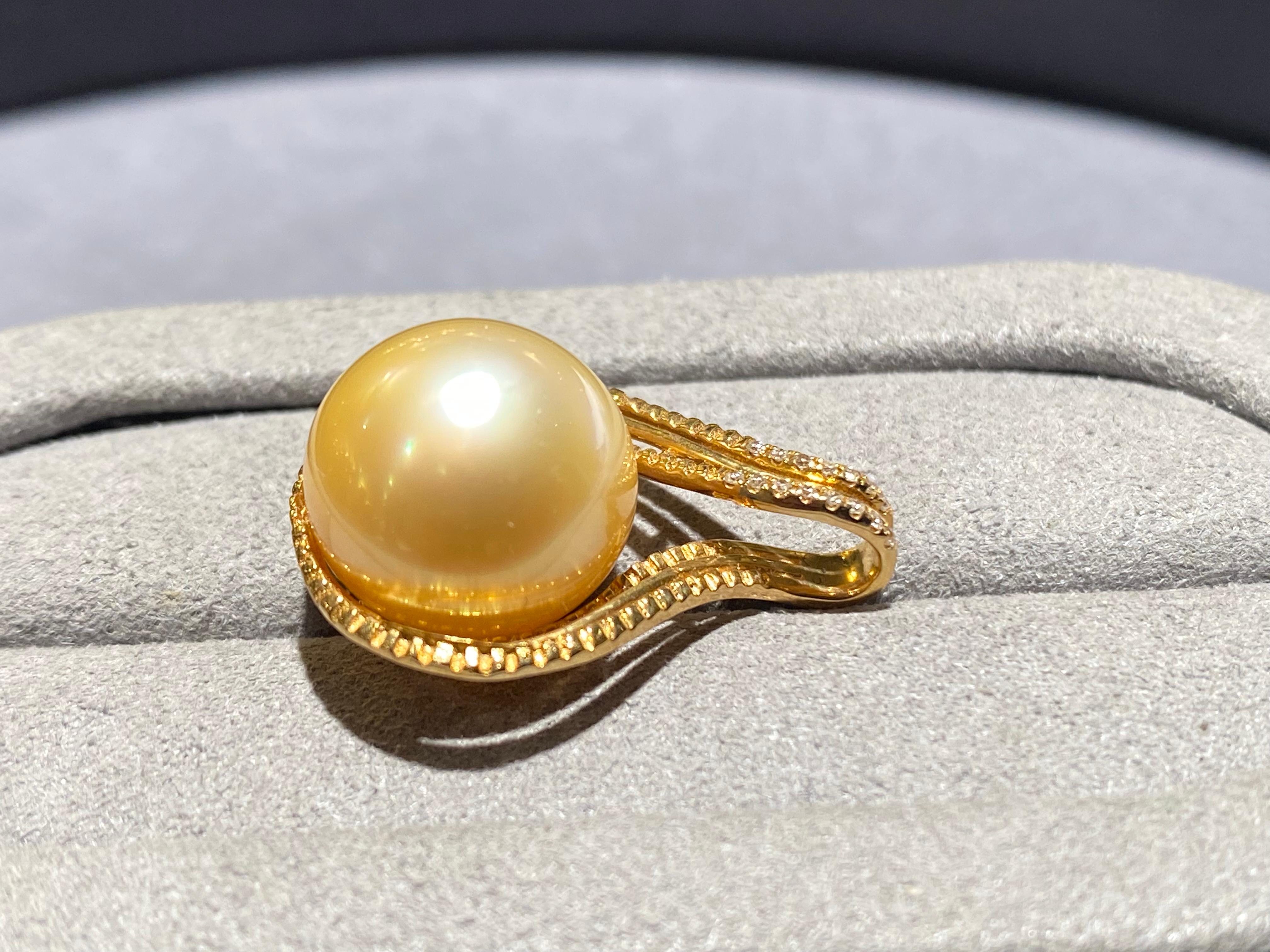Perle Pendentif en or jaune 18 carats, perles des mers du Sud de couleur dorée et diamants en vente