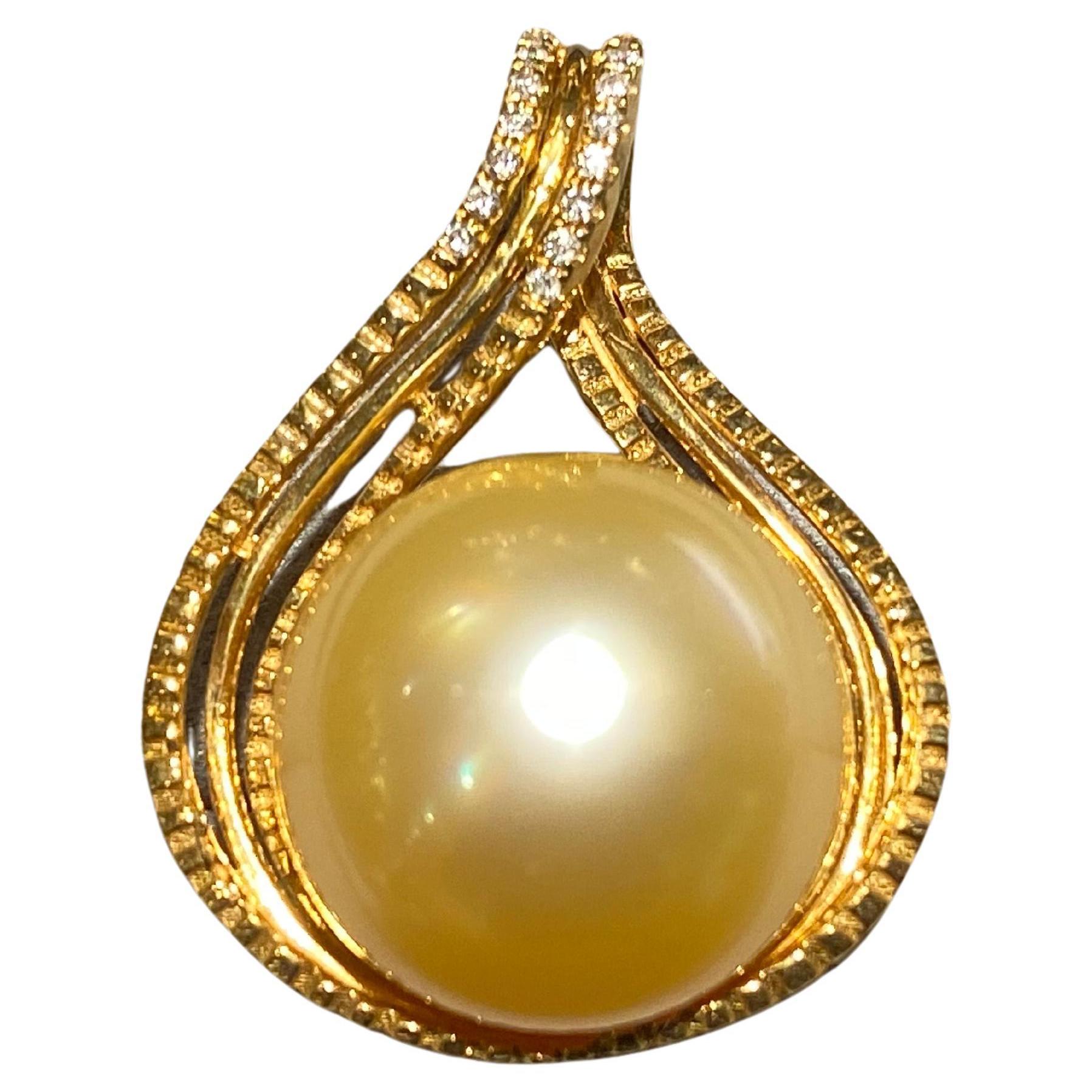 Pendentif en or jaune 18 carats, perles des mers du Sud de couleur dorée et diamants en vente