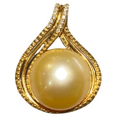 Pendentif en or jaune 18 carats, perles des mers du Sud de couleur dorée et diamants