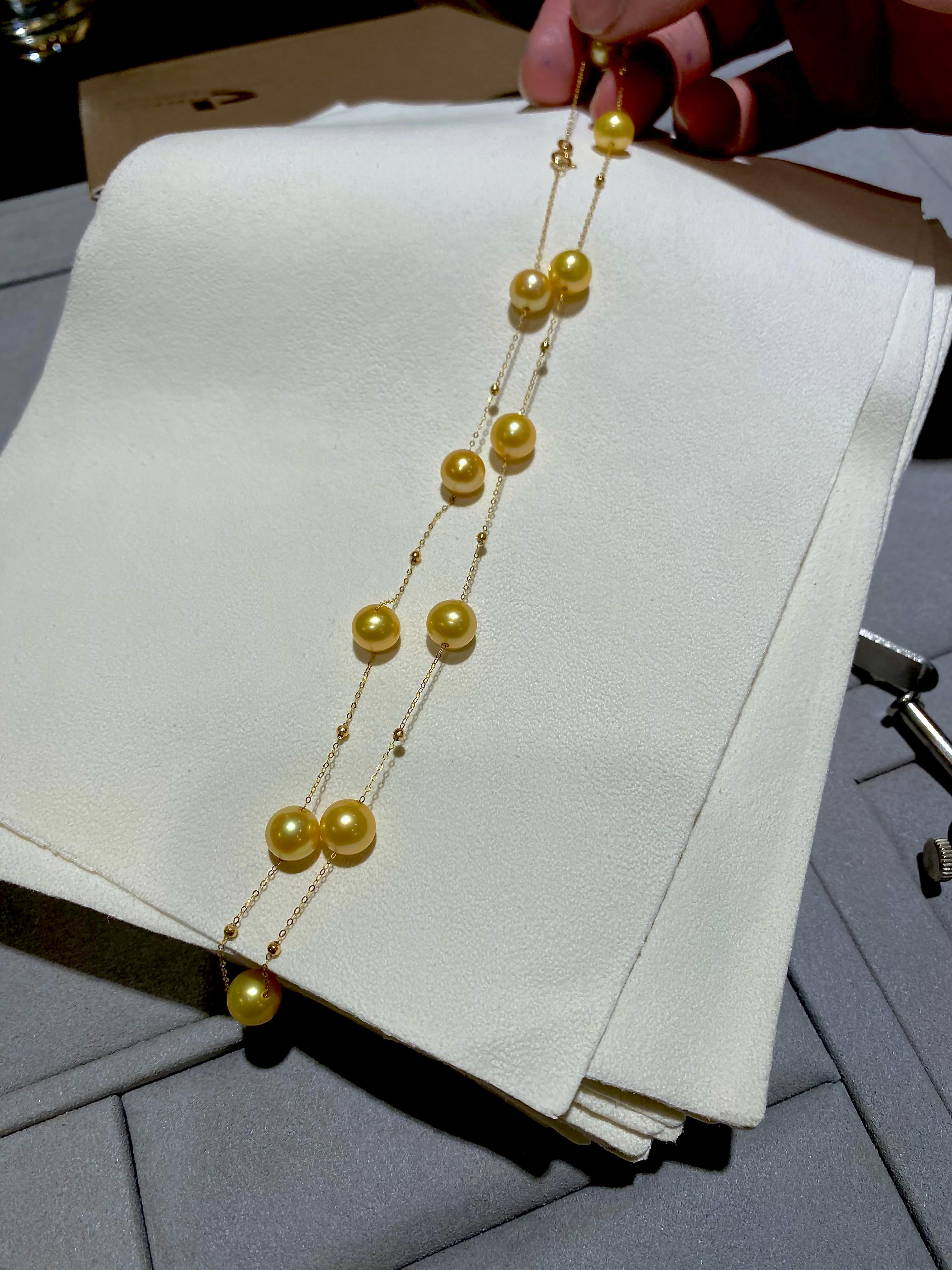 Eine 8mm-9mm goldfarbene Südseeperlenkette mit 18k Goldverschluss und Kette. Die Perlen und Goldperlen sind abwechselnd auf der Kette und symbolisieren verschiedene Größen von Sternen am Himmel. Dieses Design wird auch 