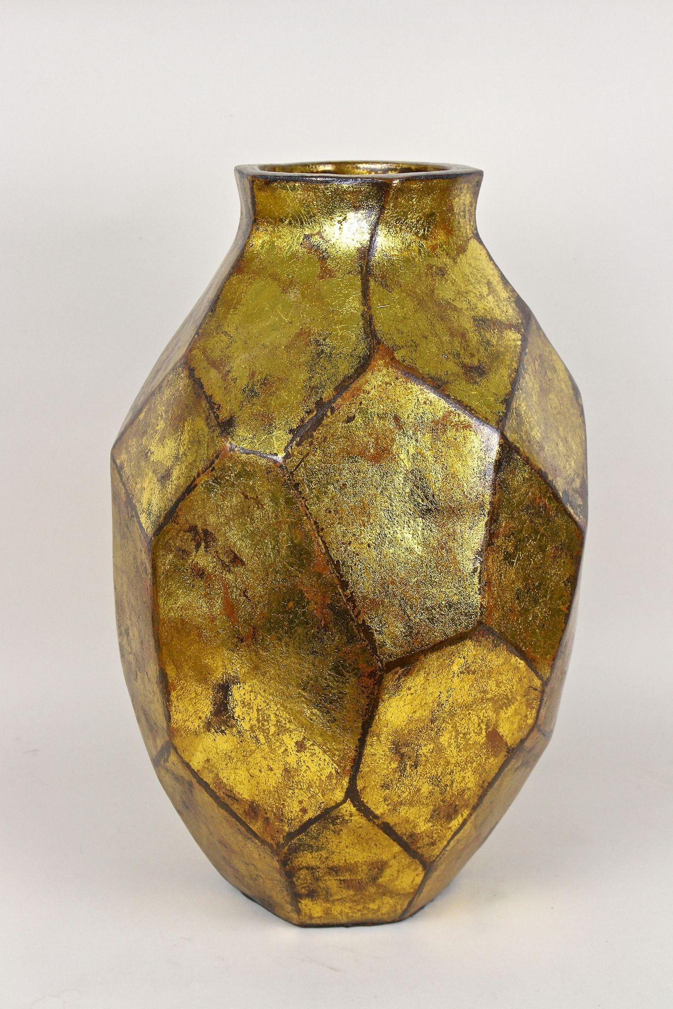 Jarrón contemporáneo de cerámica dorada con un extraordinario toque orgánico moderno. Este jarrón dorado de diseño excepcional impresiona con muchos campos asimétricos de diferentes tamaños que construyen un patrón muy singular y confieren a este