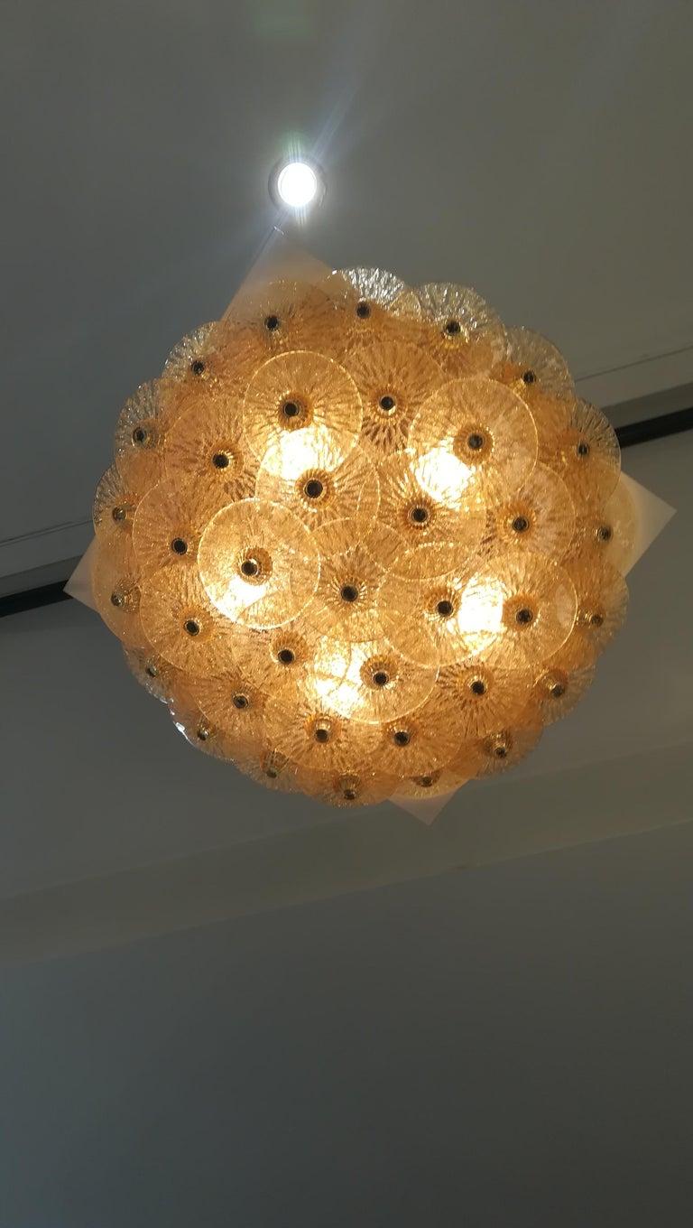 Plafoniera in cristallo dorato. ( La parte in legno dell'immagine non fa parte dell'articolo )
5 lampadine.