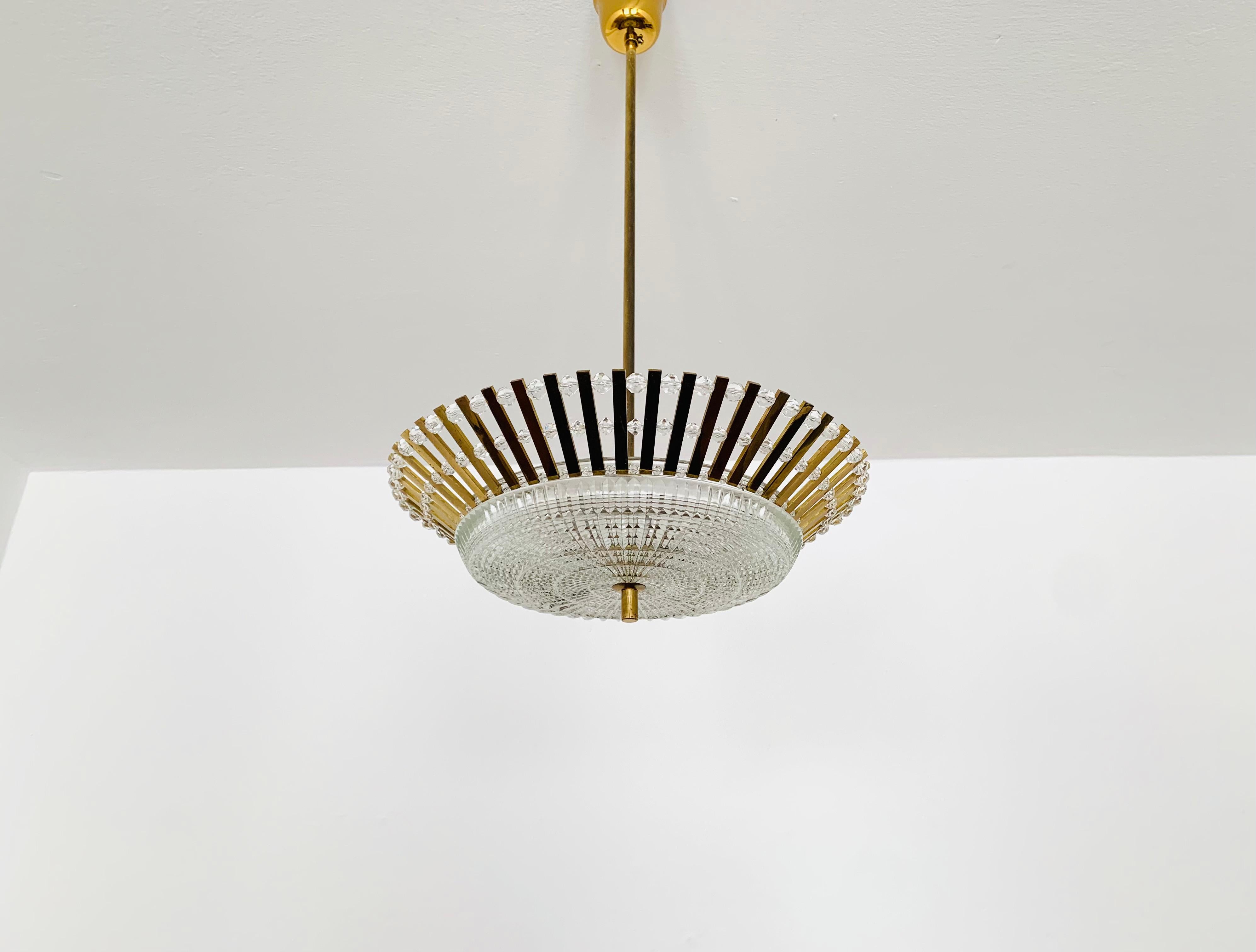 Lampada molto insolita ed elegante degli anni '50.
I cristalli creano un bellissimo gioco di luci scintillanti.
Un arricchimento per ogni casa.

Produttore: Palwa

Condizioni: 

Ottimo stato d'uso con lievi segni di usura dovuti all'età.
Le parti
