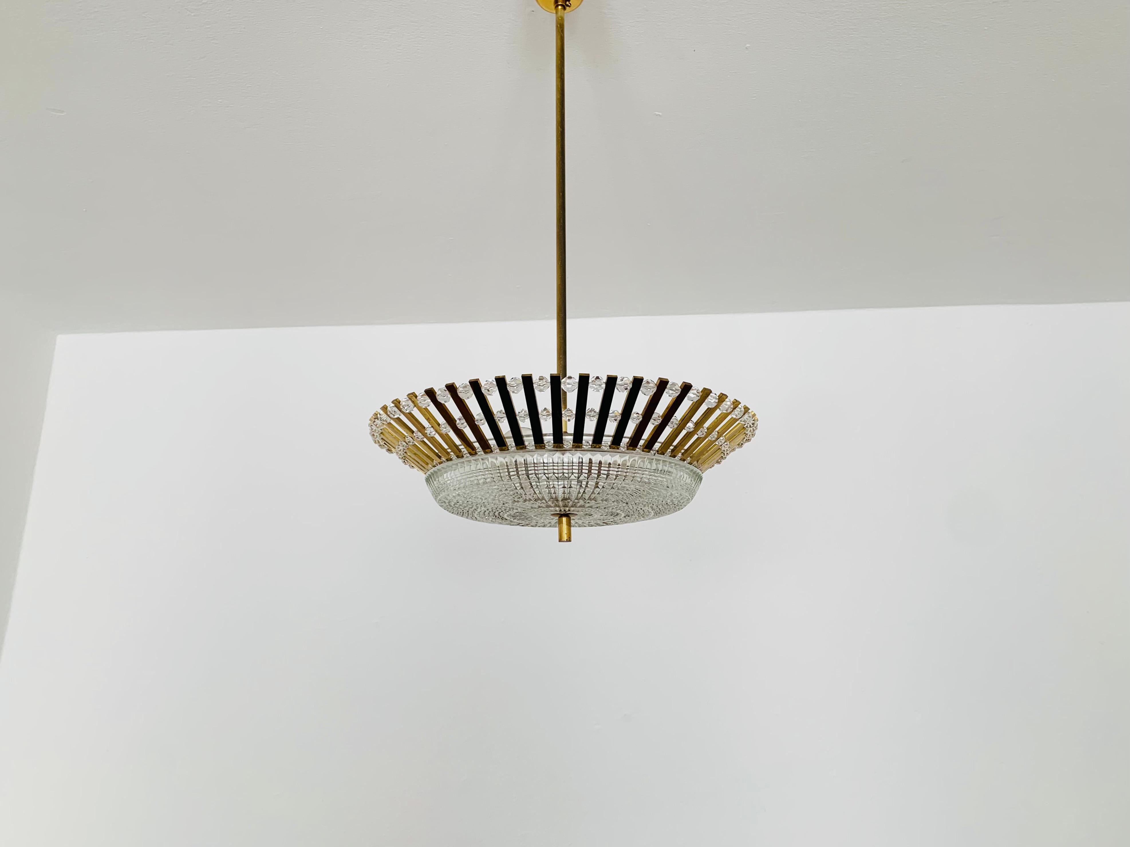Hollywood Regency Lampadario in cristallo dorato di Palwa in vendita