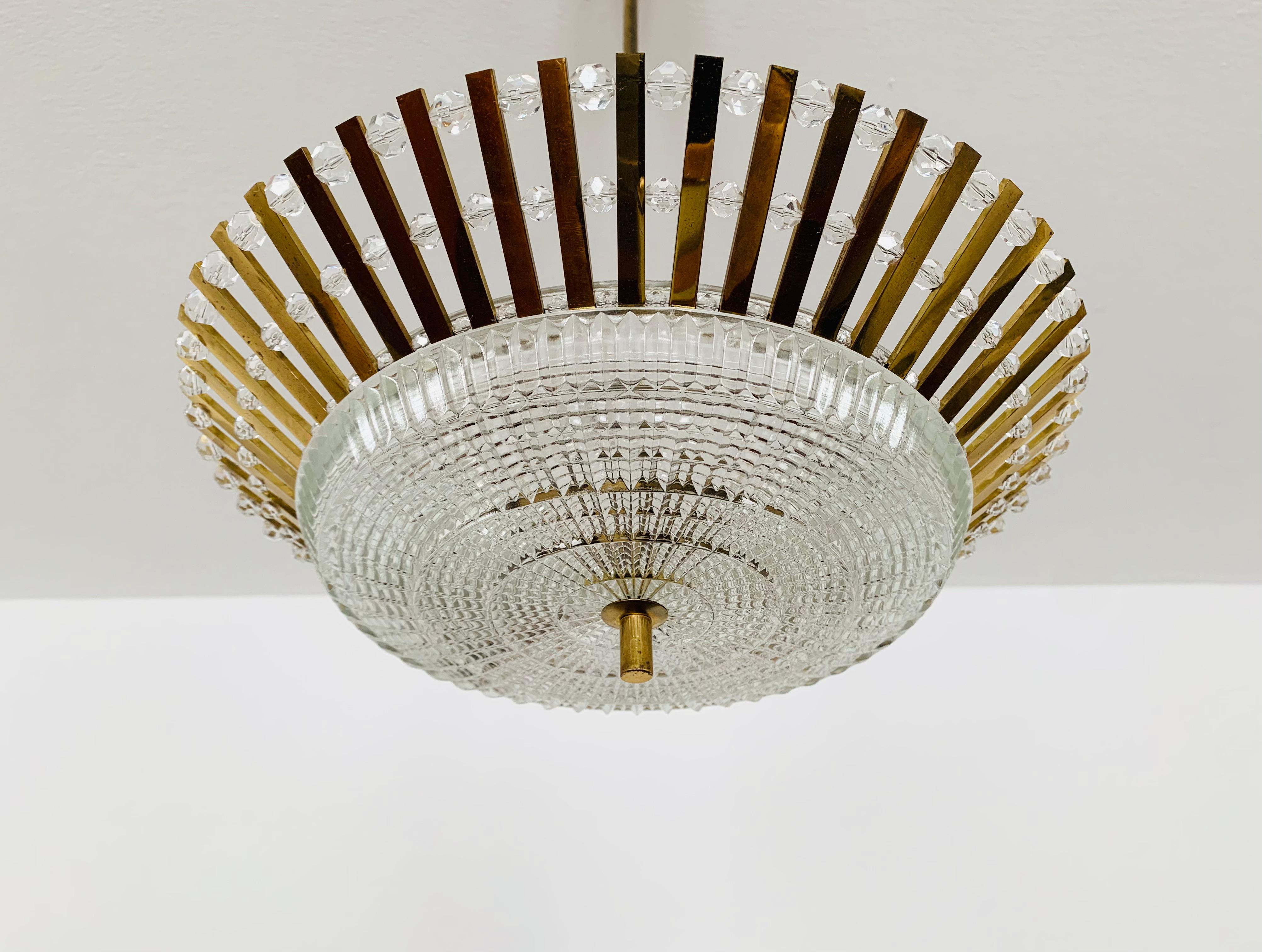 Metà XX secolo Lampadario in cristallo dorato di Palwa in vendita