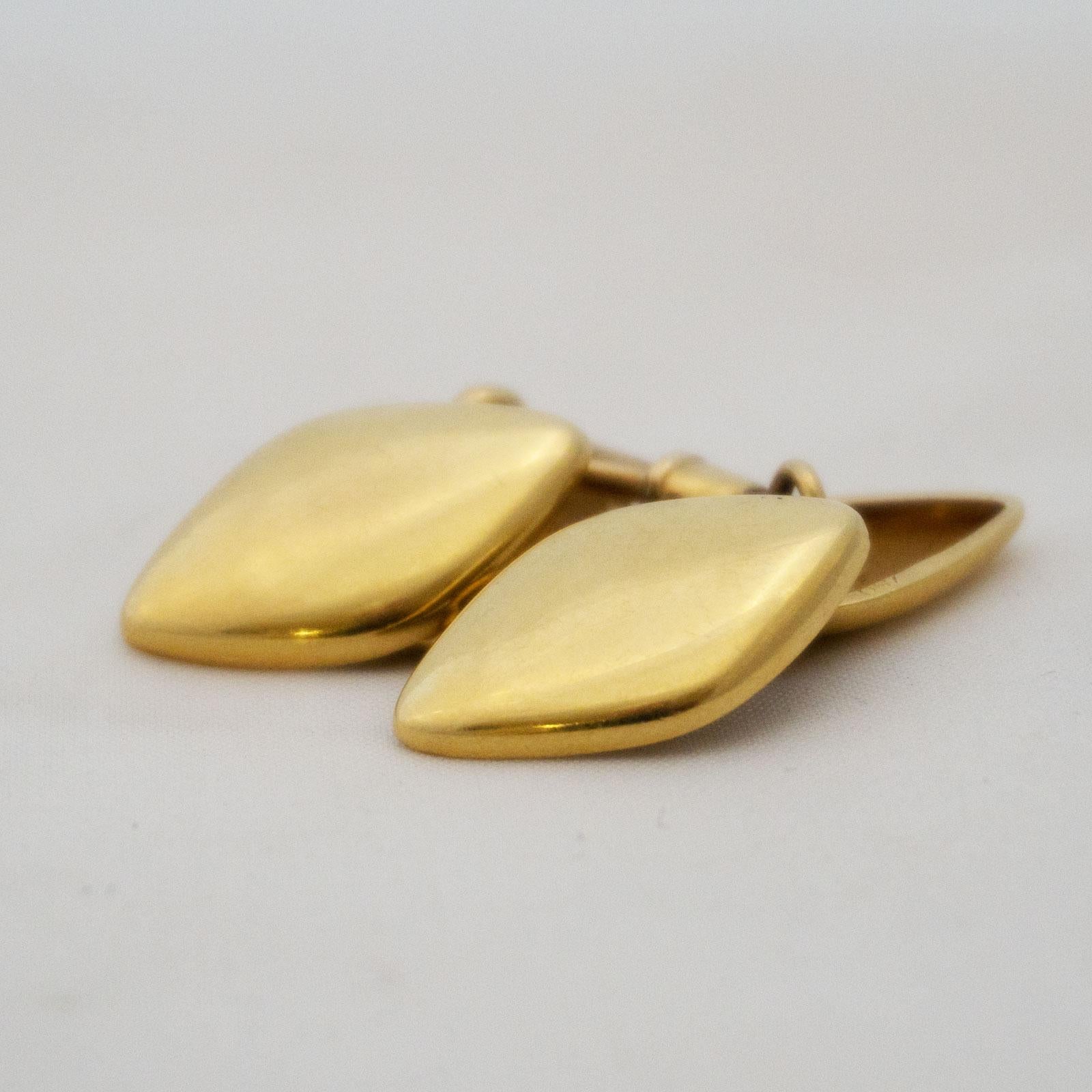 Golden cufflinks in rhomb shape
Simple elegance meets the noblest material. This discreet men's accessory adorns the well-groomed gentleman both in the office and at the big gala. Two polished rhombuses connected by a snap hook enhance the wardrobe.