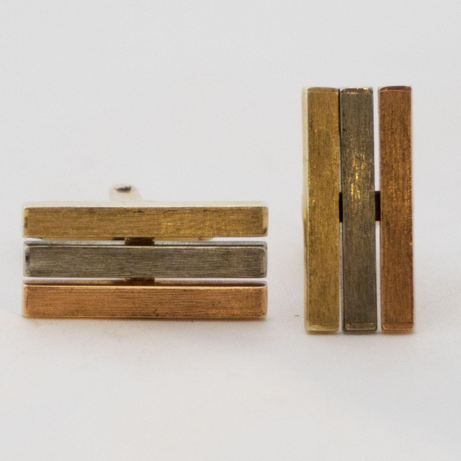 Golden cufflinks Tricolor

These gold cufflinks are worked in three colours on the upper side. This was achieved by a layer in yellow gold, red gold and platinum. The body and the bridge mechanism are made of yellow gold 585.

For the big gala even