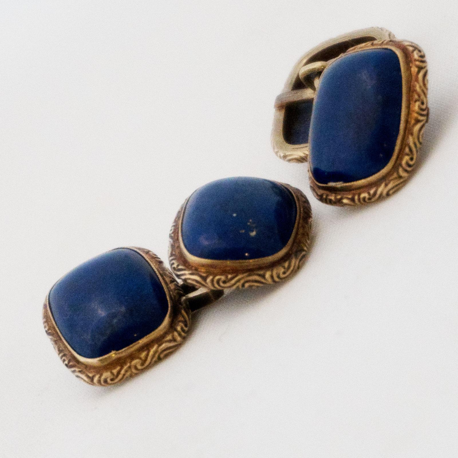 
Golden cufflinks with lapis lazuli
Four cabochon-cut lapis lazuli gemstones framed by a finely chiselled gold 333 setting form a pair of cufflinks. Whether in the office everyday life or also to the evening dress, with these pieces of jewellery the