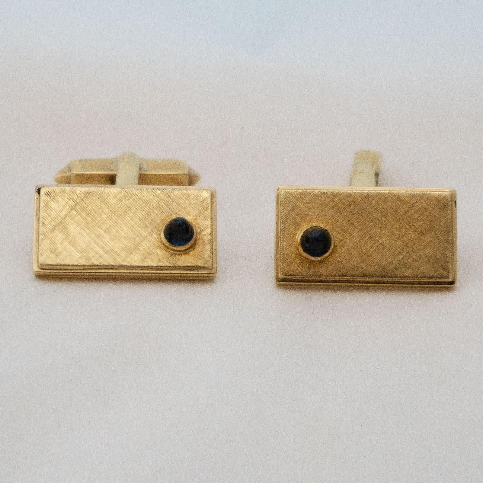 Golden cufflinks with sapphire

For the big gala even the well-groomed gentleman with taste can sometimes let it crack a bit. These cufflinks in heavy gold quality, decorated by a raised sapphire as a cabochon, do not only show the financial success