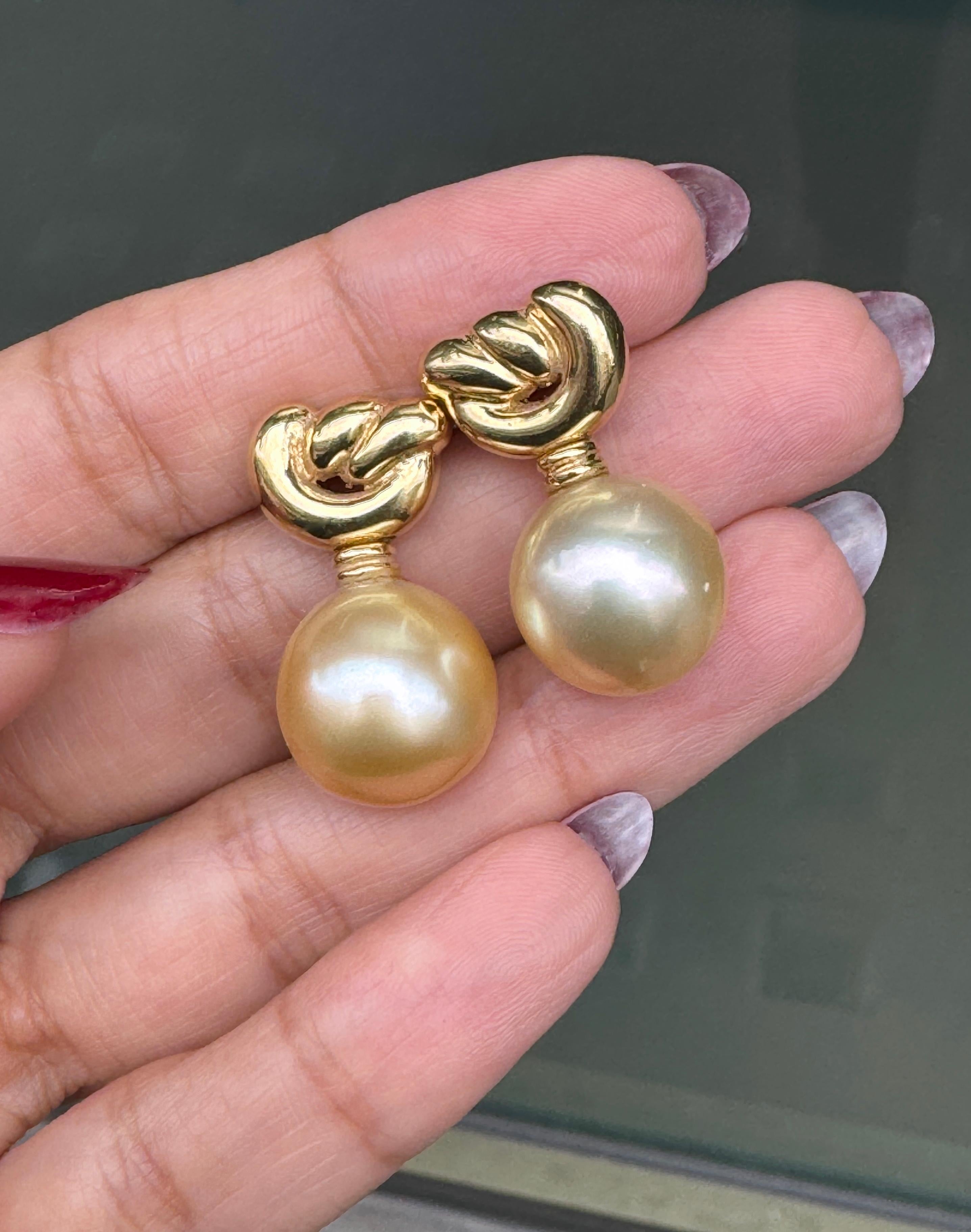 Golden Cultured Pearl and 18 Carat Yellow Gold Love Knot Dangle Earrings In Excellent Condition For Sale In London, GB