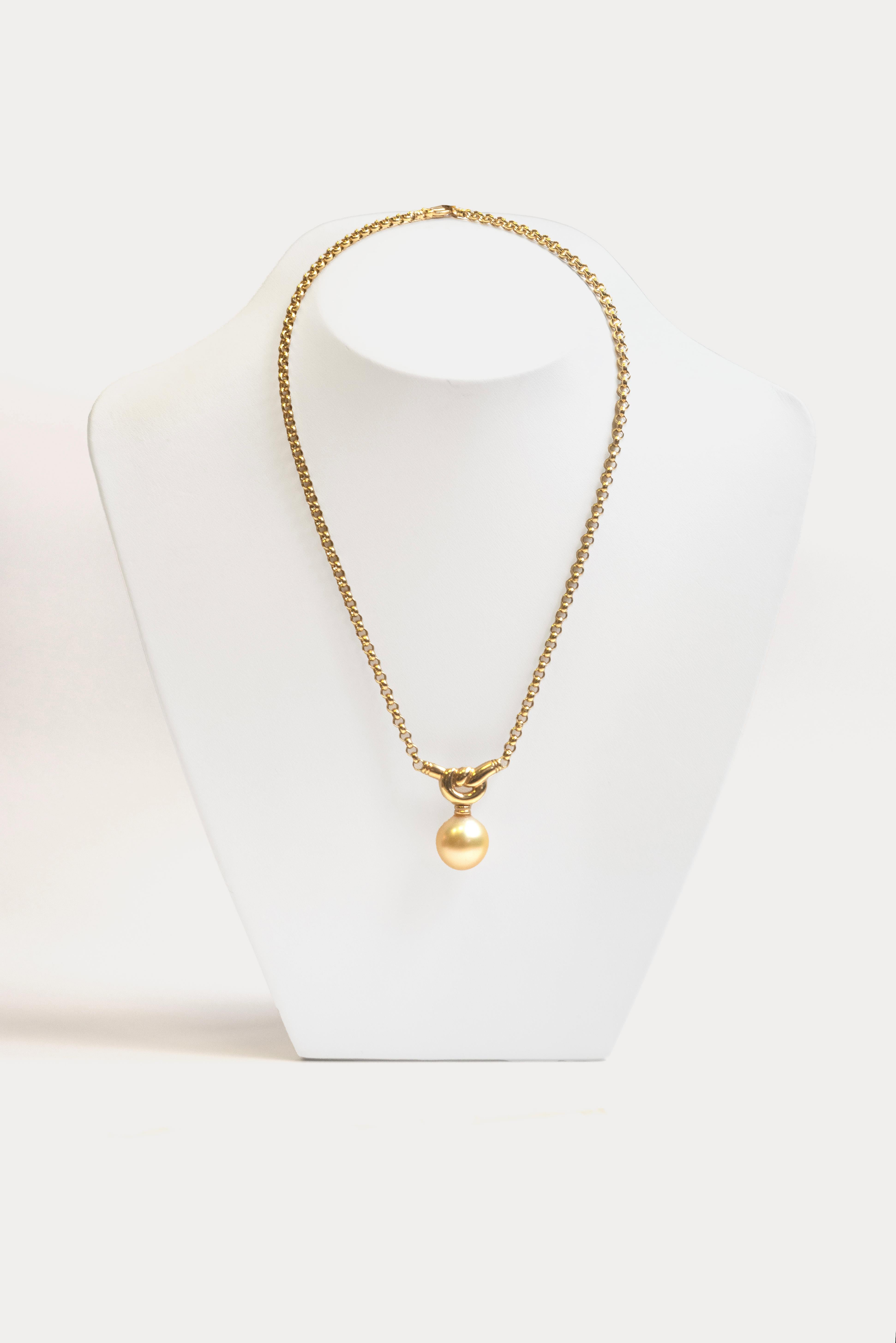Express your love with this classic, yet captivating, 18 carat yellow gold pendant necklace.

The fantastic necklace centres on a beautiful knot design fixed pendant, connected to a sturdy and elegant yellow gold belcher chain, adding an element of
