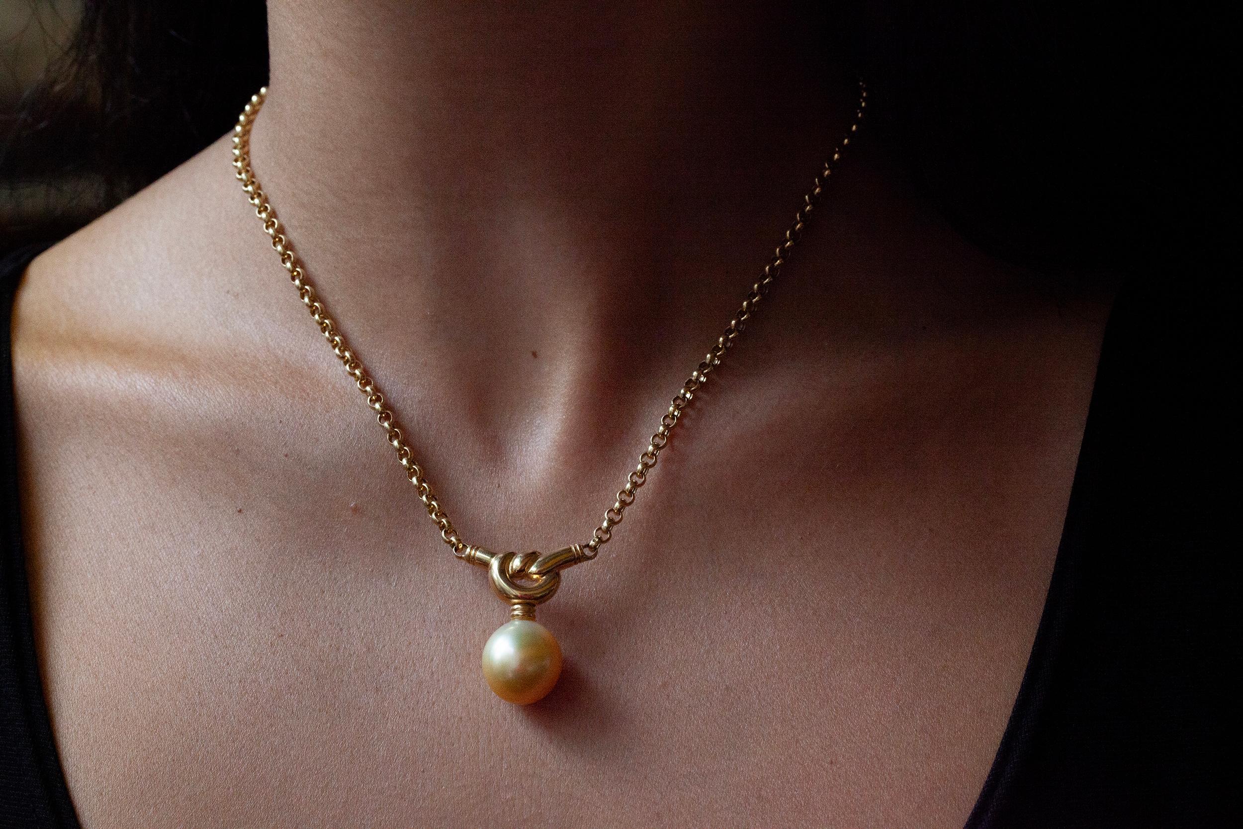 Golden Cultured Pearl and 18 Carat Yellow Gold Love Knot Pendant Necklace In Excellent Condition For Sale In London, GB