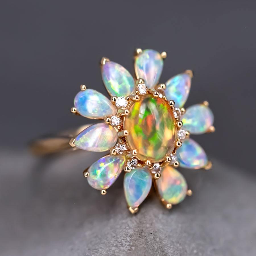 Golden Dahlia - Bague de fiançailles en or jaune 18 carats ornée d'une opale de feu et d'une opale australienne et d'un diamant.



Design/One : Dahlia d'or

Idée de design :
Un chef-d'œuvre floral sous forme de pierre précieuse. Le 