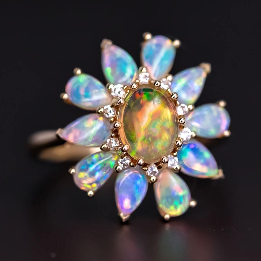 Taille brillant Golden Dahlia - Bague de fiançailles avec diamant floral en opale de feu et opale australienne en vente
