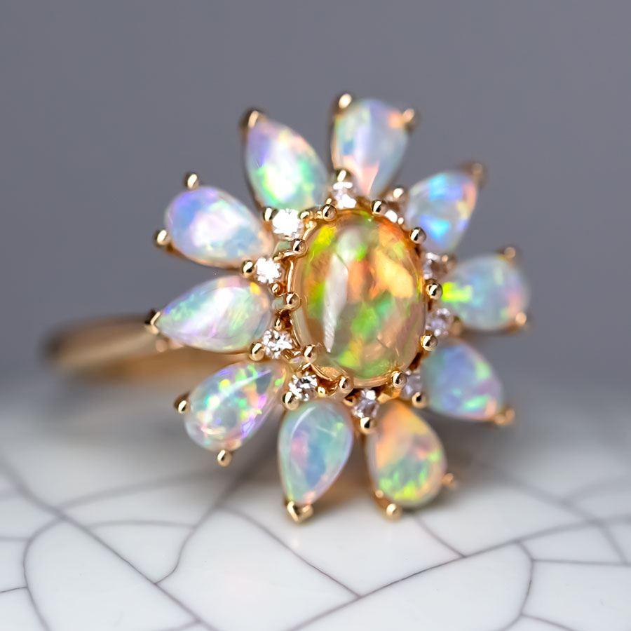 Golden Dahlia - Bague de fiançailles avec diamant floral en opale de feu et opale australienne Neuf - En vente à Suwanee, GA