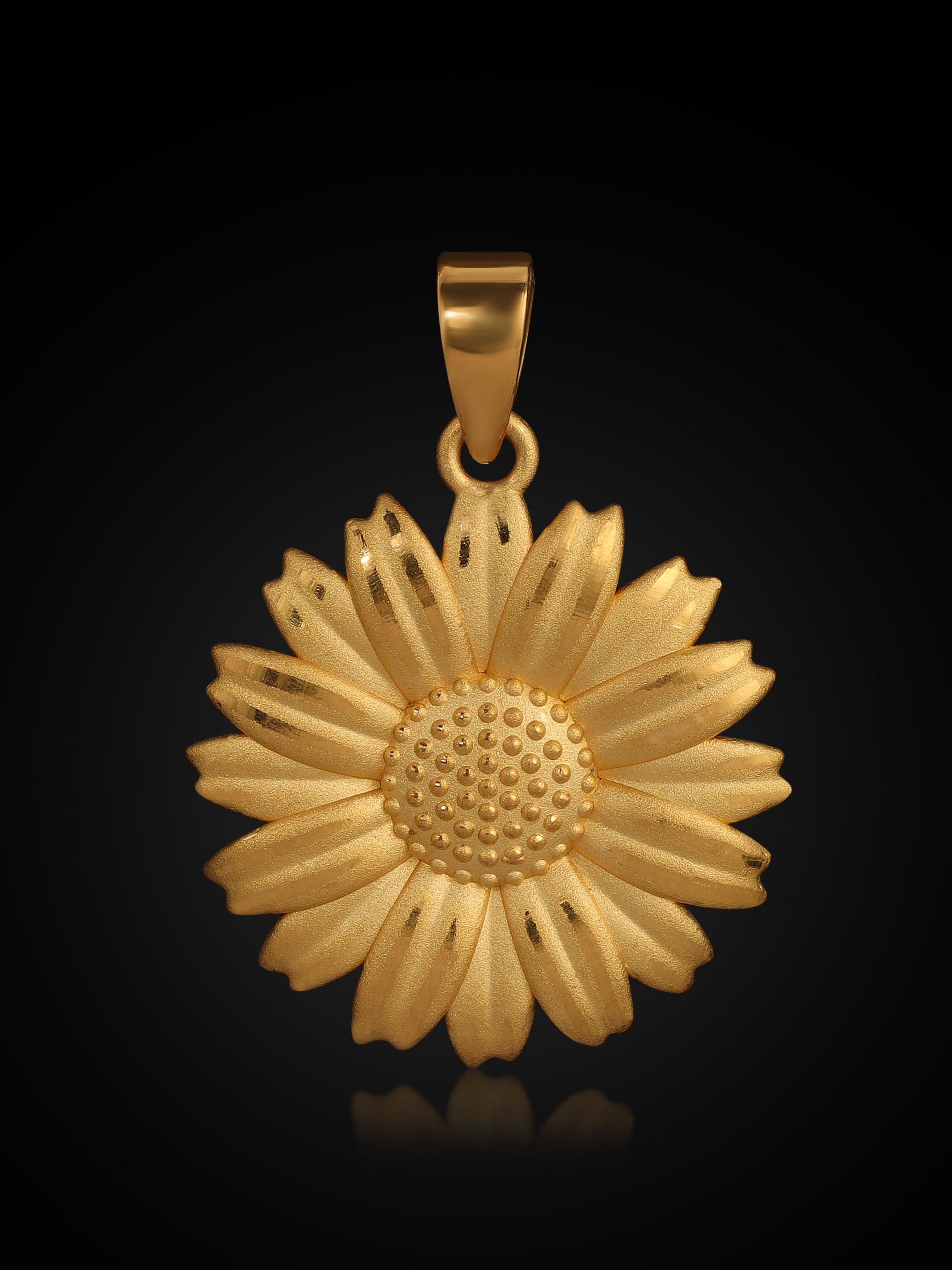 Si tratta di un pezzo sottile ed elegante che rappresenta il livello più alto della gioielleria. Questo ciondolo artigianale è realizzato in oro puro 24kt. È un pezzo di alta gioielleria e un investimento. Queste qualità sono pari solo alla fortuna