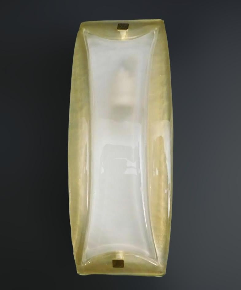 Applique vintage italienne avec abat-jour en verre de Murano dépoli et ambré monté sur support doré avec plaque arrière blanche / fabriquée en Italie vers les années 1990.
Dimensions : hauteur 14 pouces, largeur 5 pouces, profondeur 2.5 pouces
1