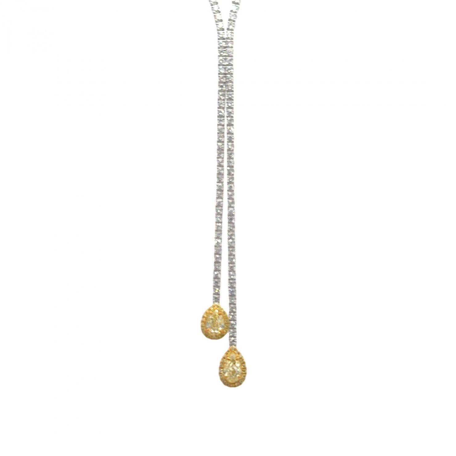 Elegant et rayonnant, ce collier lariat est réalisé en or jaune 18 carats et orné d'un flot de diamants taille brillant qui captent la lumière à chaque mouvement. Deux gouttes de diamant en forme de poire, enchâssées dans de l'or jaune chaud, créent