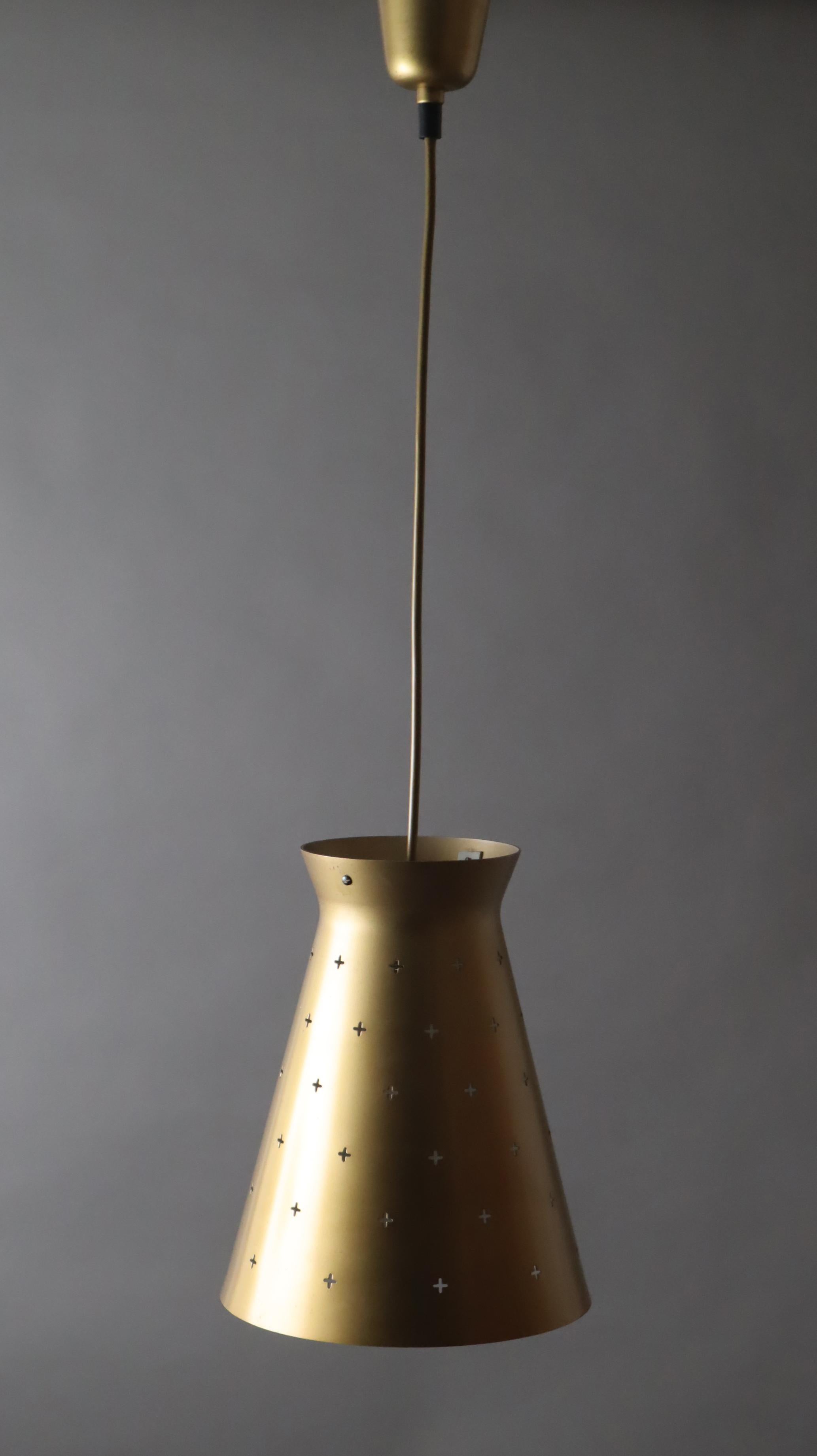 Ces magnifiques suspensions Diabola à la finition subtilement dorée ont été fabriquées par la société Hildebrand Leuchten dans les années 1950 en faisant appel à un savoir-faire artisanal de premier ordre. Ces bijoux se caractérisent par le fait