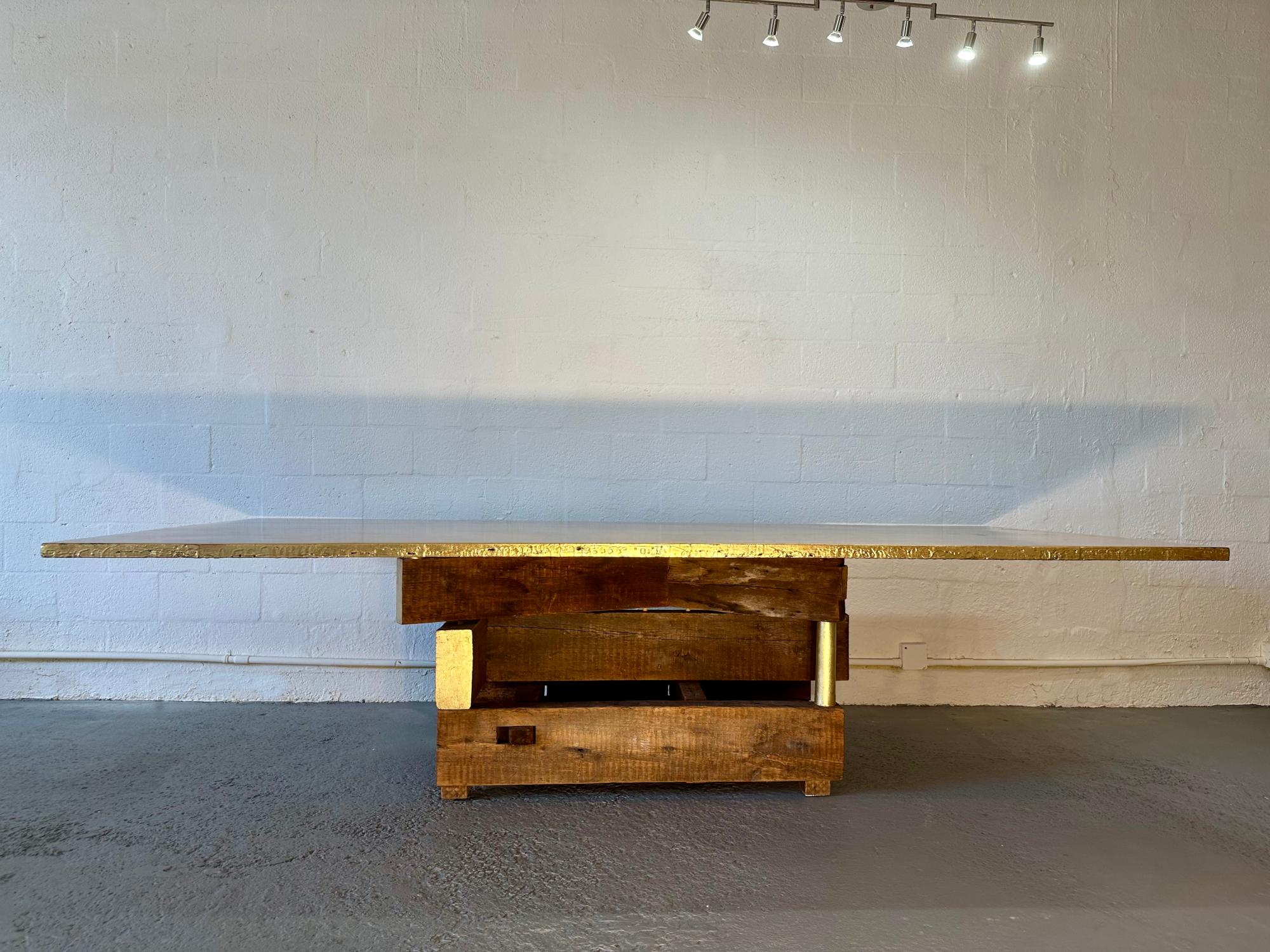Rafael ha progettato e realizzato a mano il Golden Dining Table con travi di abete Douglas di 150 anni fa recuperate da case a schiera di New York. Il piano del tavolo è ricoperto da una bellissima foglia d'oro. La base è realizzata con vecchie