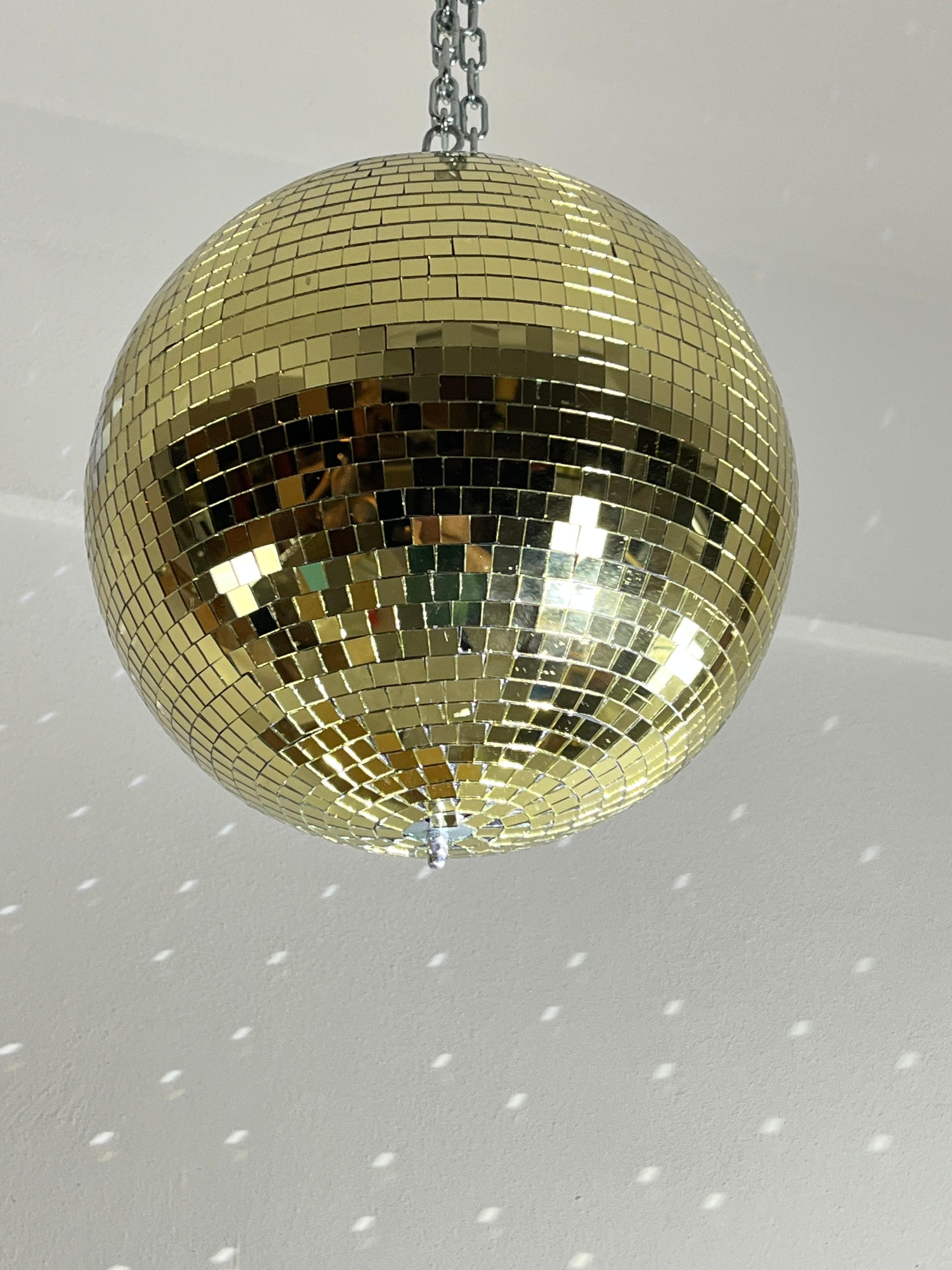 Goldene Discokugel 30cm Mosaikspiegel, mit Rotor, 1980er Jahre
Nie benutzt, intakt und in perfektem Zustand