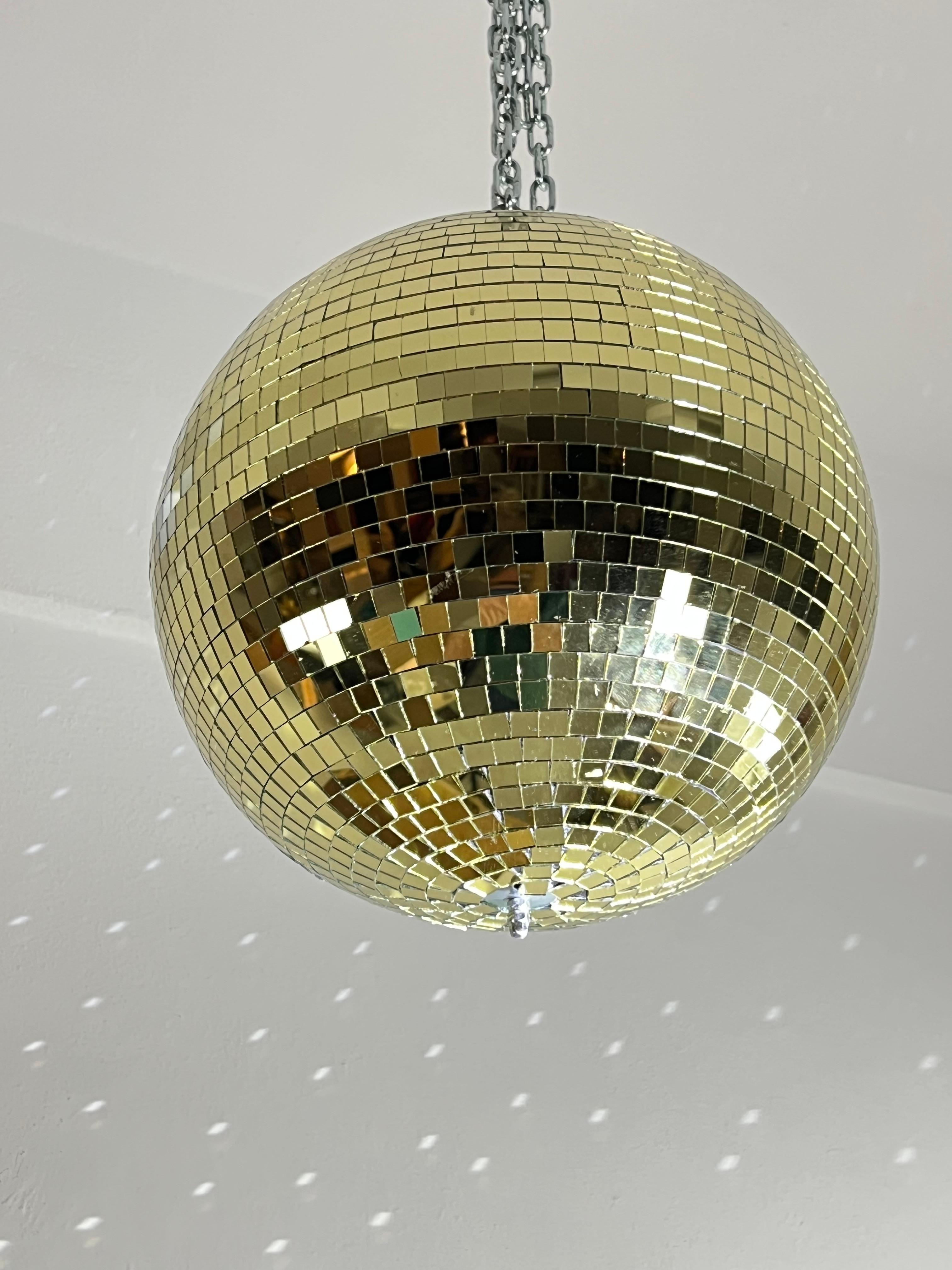Goldener Disco Ball 30 cm Mosaikspiegel, mit Rotor, 1980er Jahre (Italienisch) im Angebot