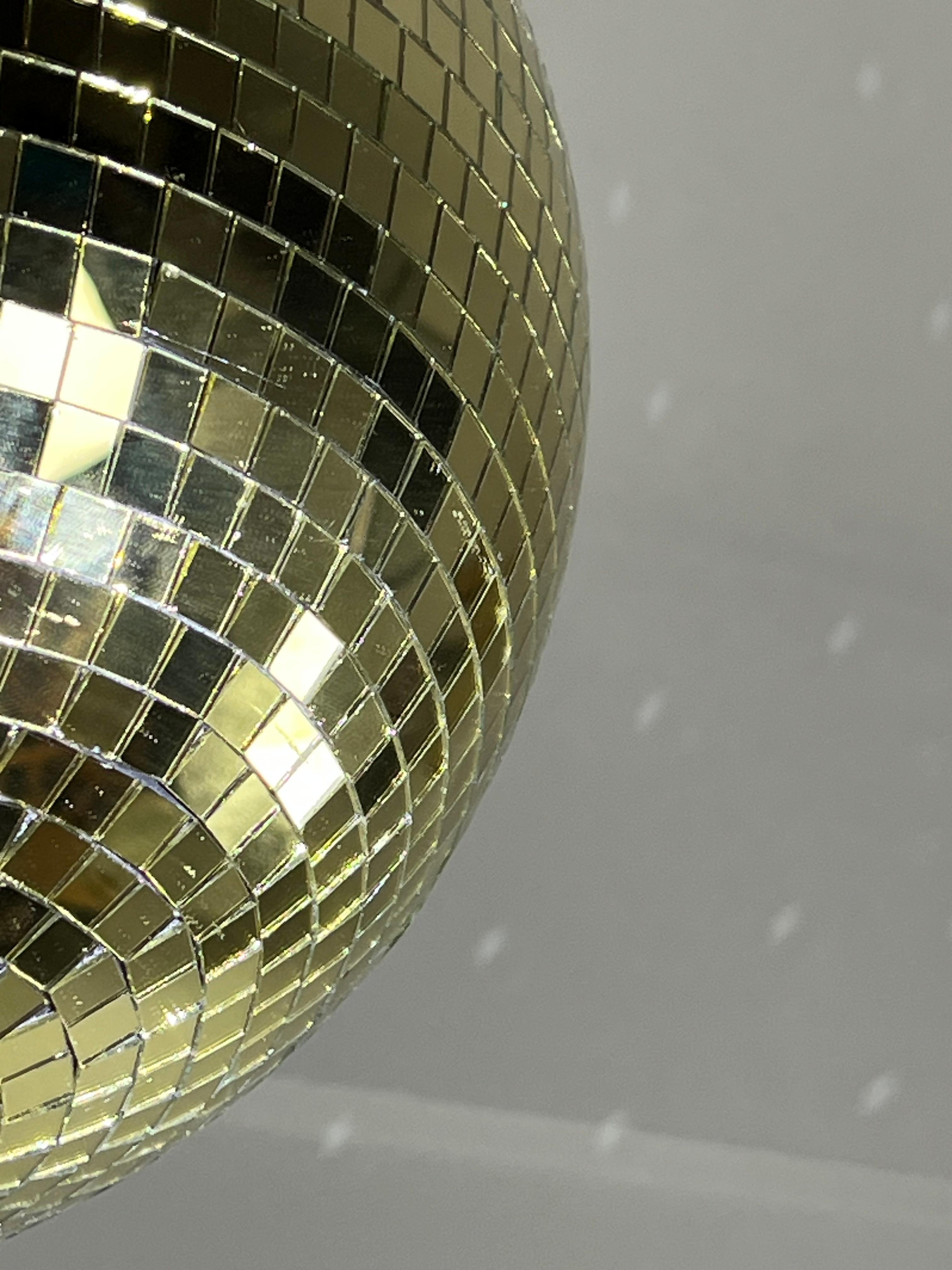 Goldener Disco Ball 30 cm Mosaikspiegel, mit Rotor, 1980er Jahre (Spiegel) im Angebot