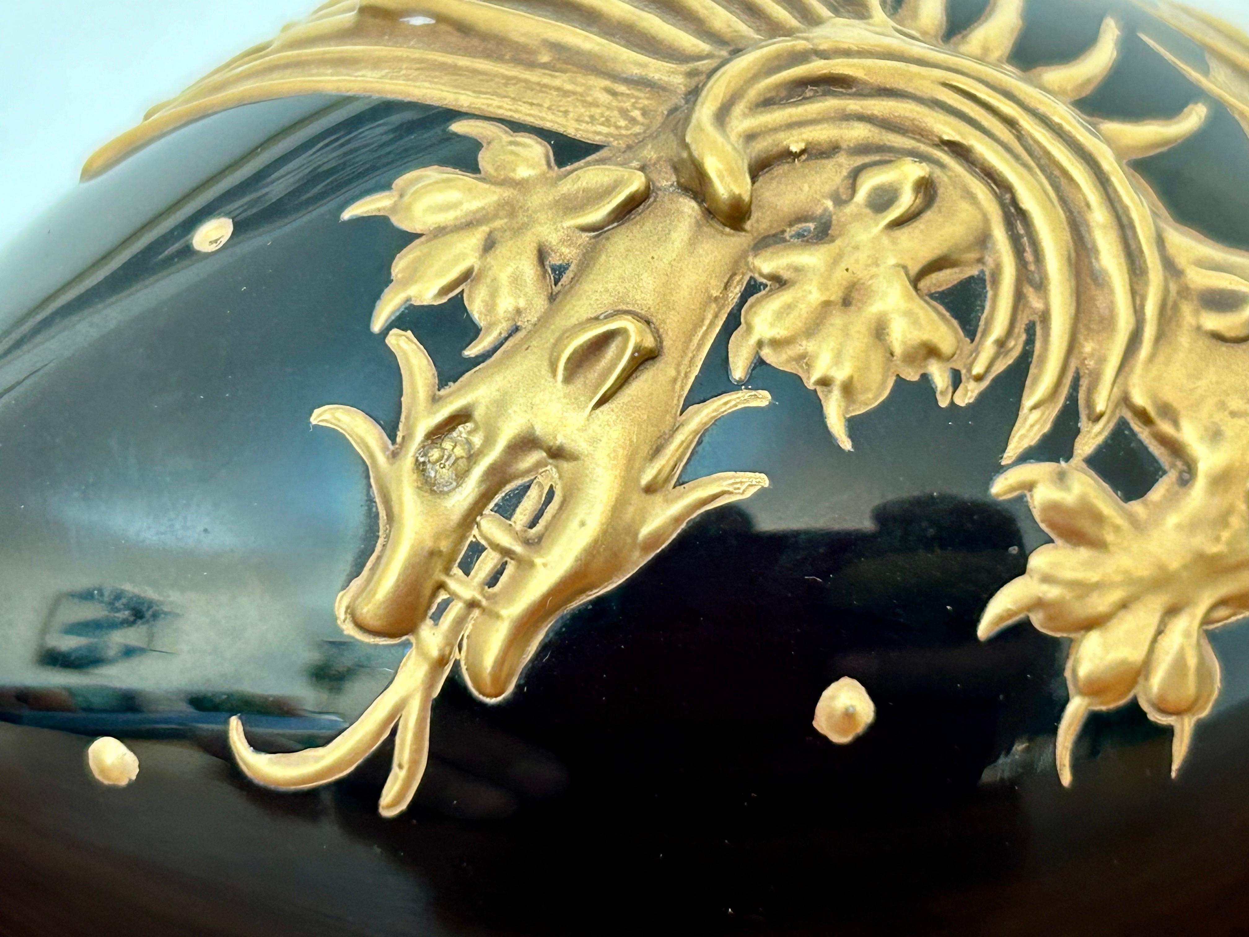 Hübsches Kunstobjekt.
Tiefschwarzes Kristall mit erhabener 24-karätiger Goldvergoldung und Tupfen.
Auf der Unterseite eingraviert 
