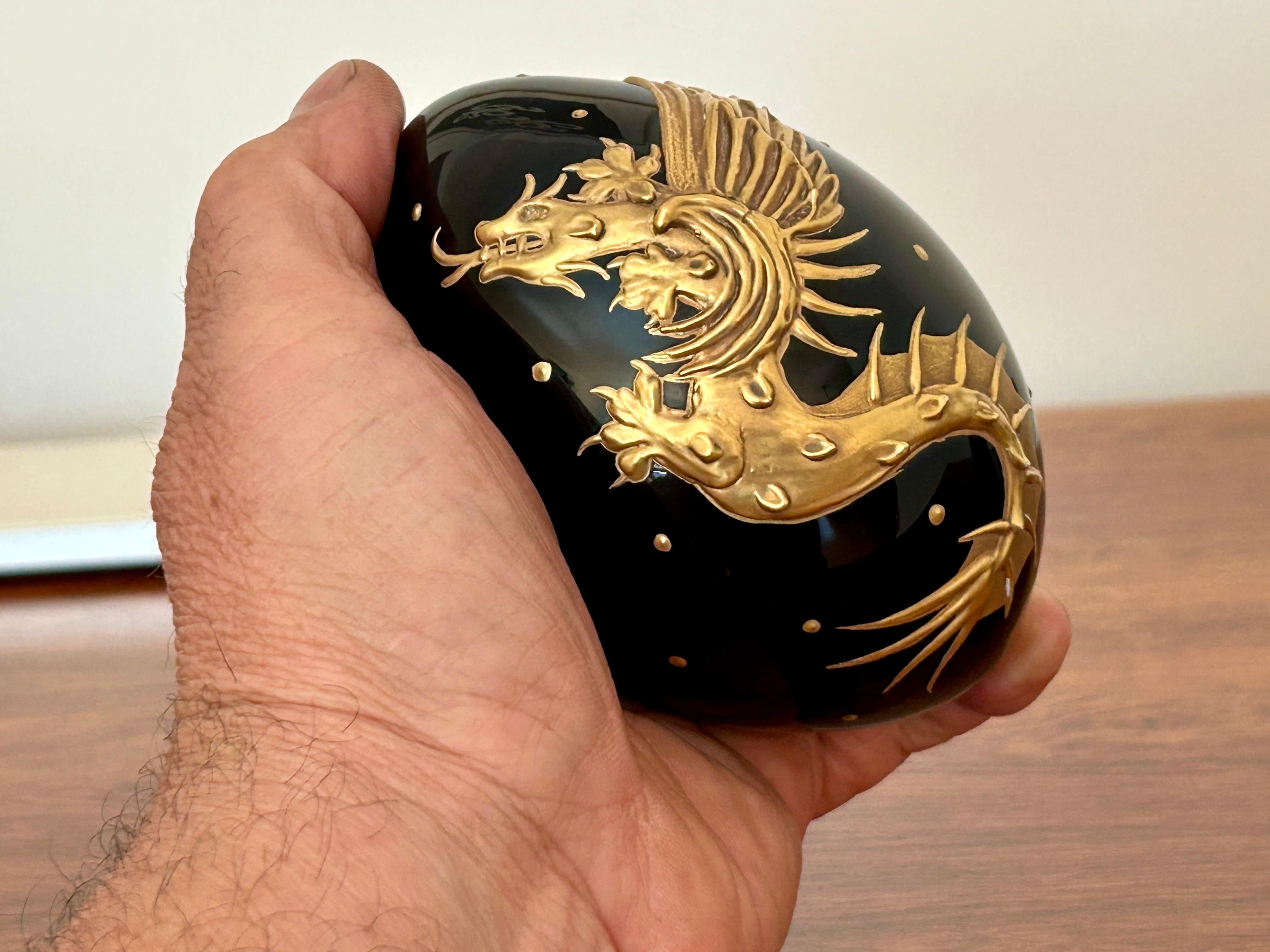 Dragón de Oro Huevo de Fabergé de Cristal Negro Objet d'art  Francés en venta