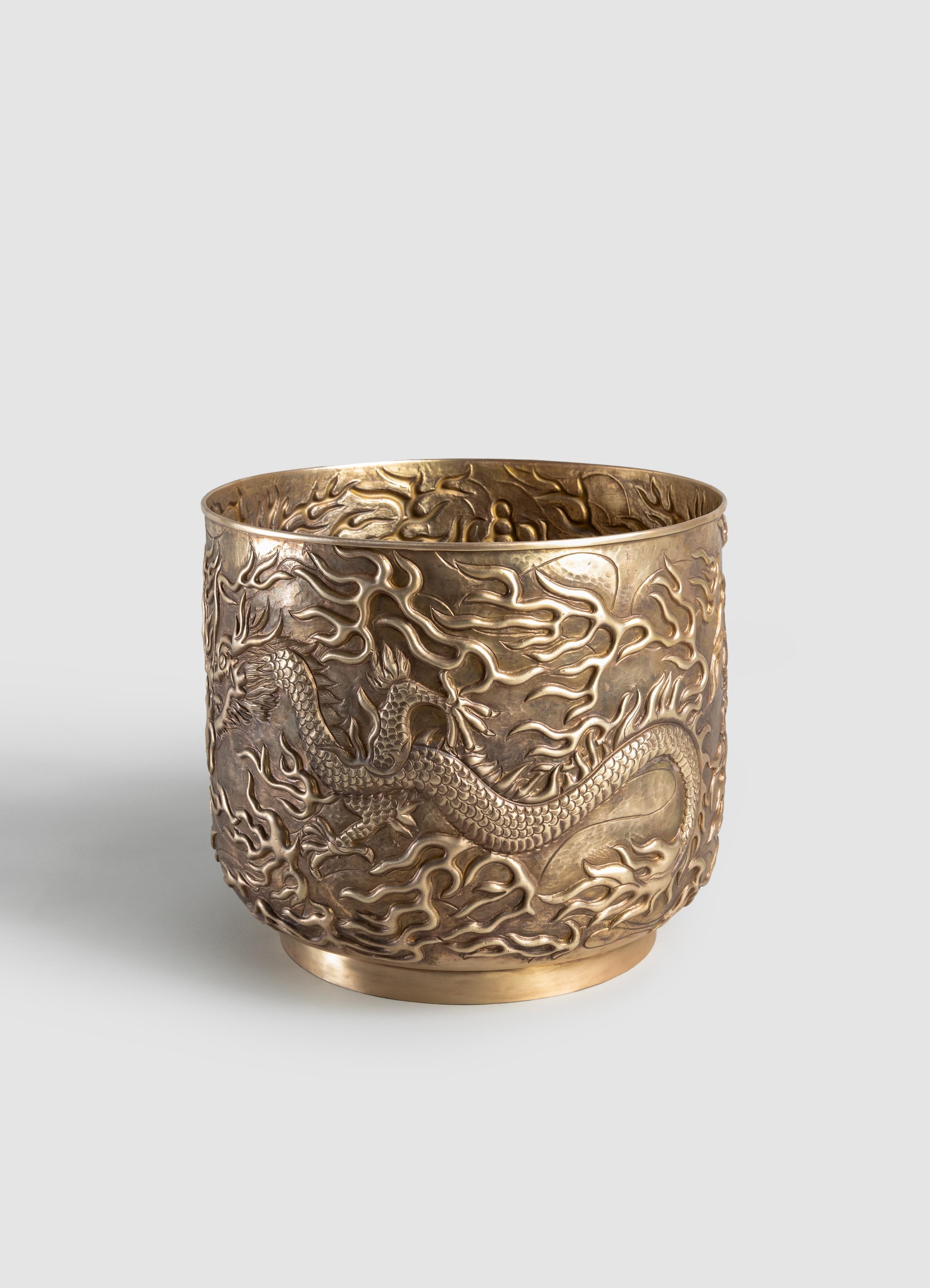 Vaso in ottone patinato con drago d'oro, di Vikram Goyal

