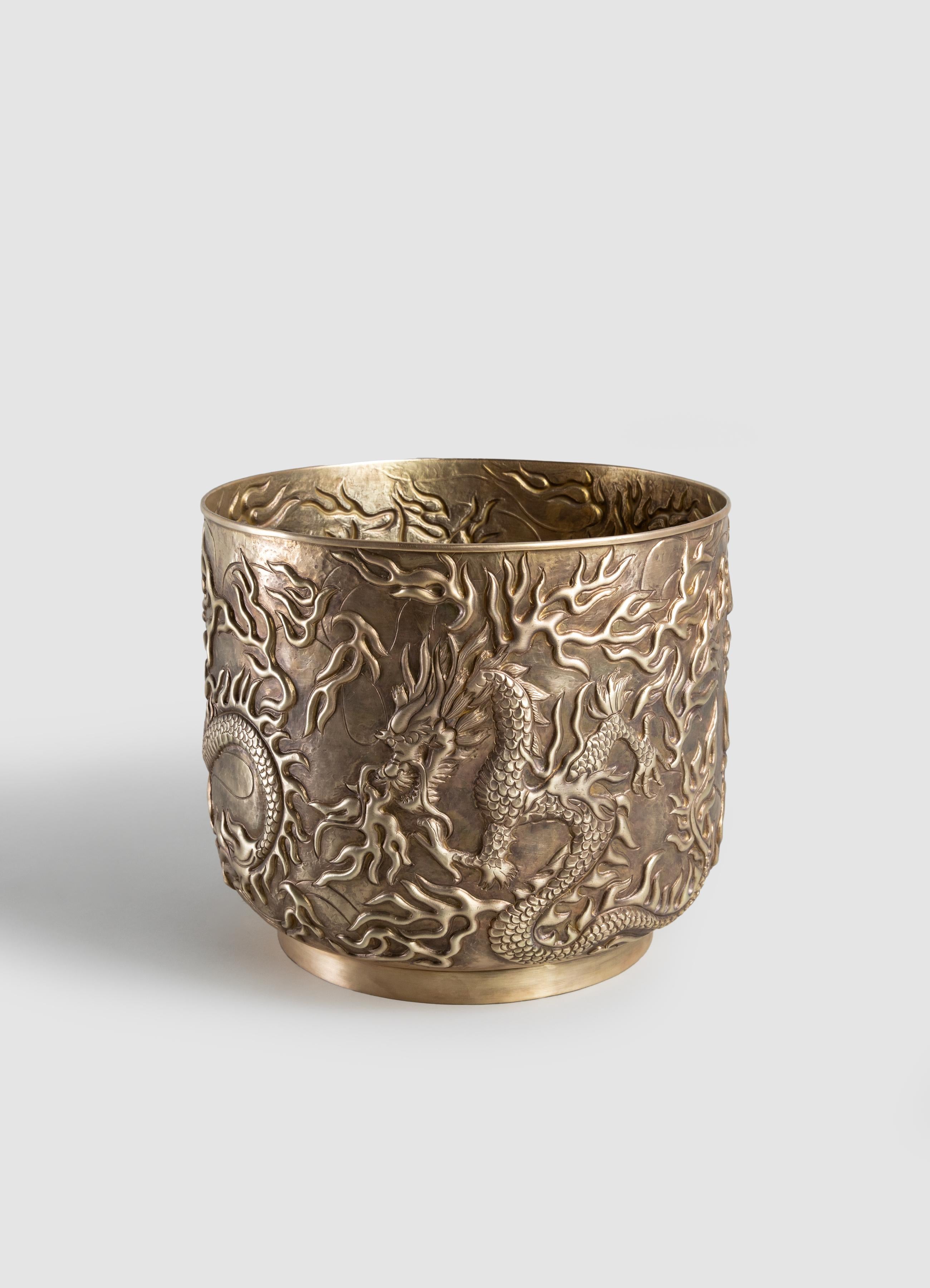 Indiano Vaso in ottone patinato con drago d'oro, di Vikram Goyal in vendita