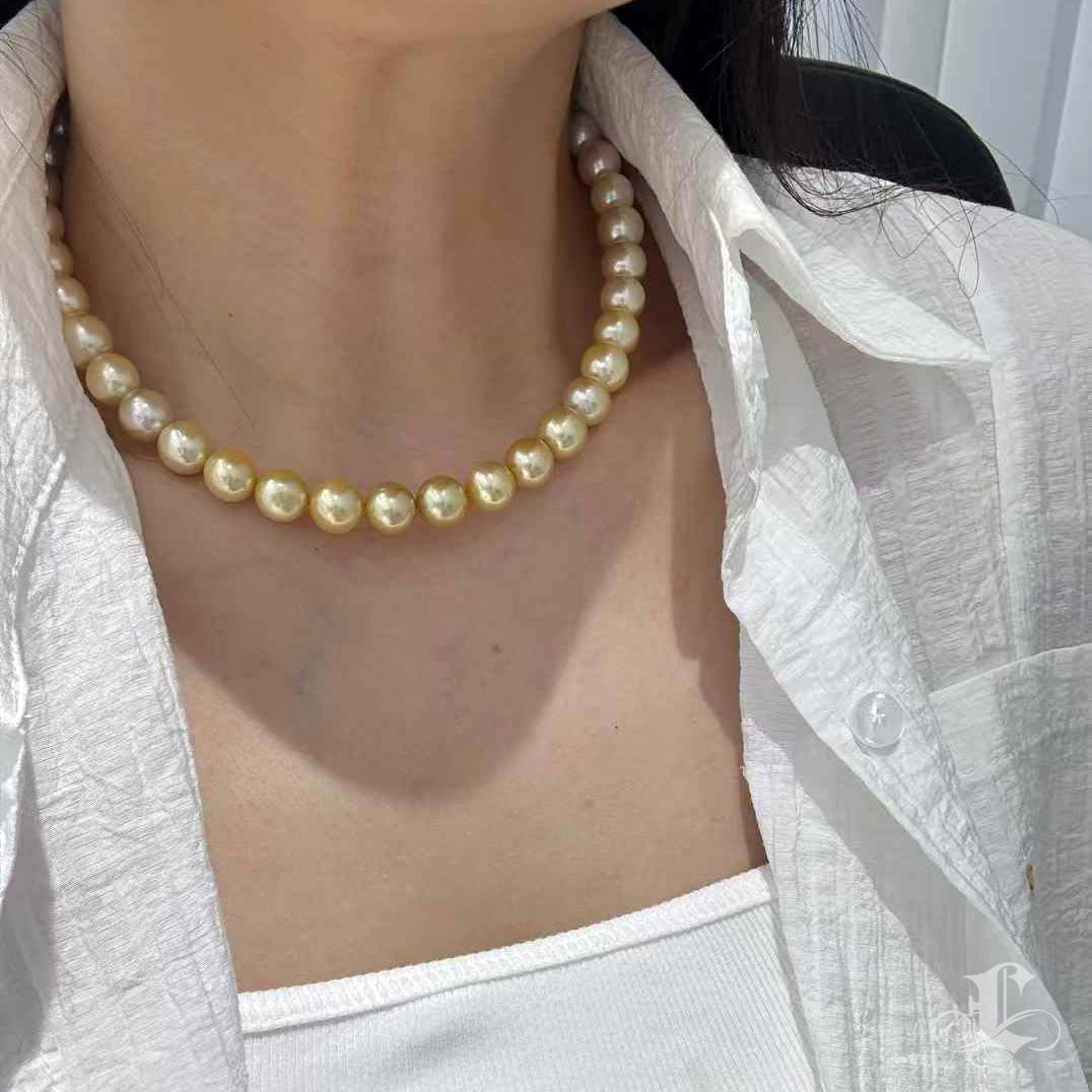 Questa collana di perle dei Mari del Sud, unica nel suo genere, mostra un raro ed elegante gradiente di colori naturali, che passa senza soluzione di continuità da luminosi toni dorati a sfumature bianche e argentate. Ogni perla da 10,5-11 mm è di