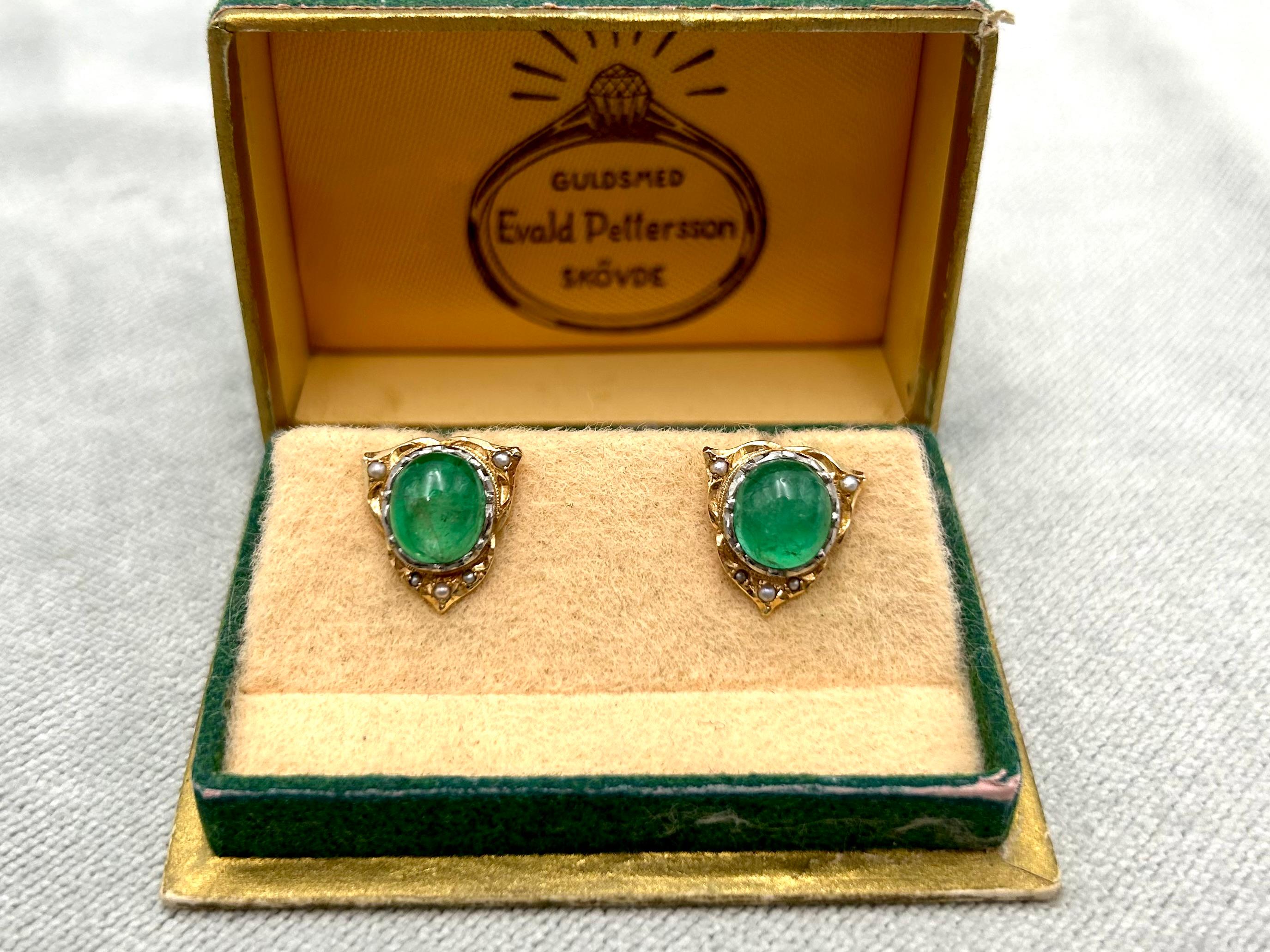 Cabochon Golden earrings with emeralds and pearls For Sale