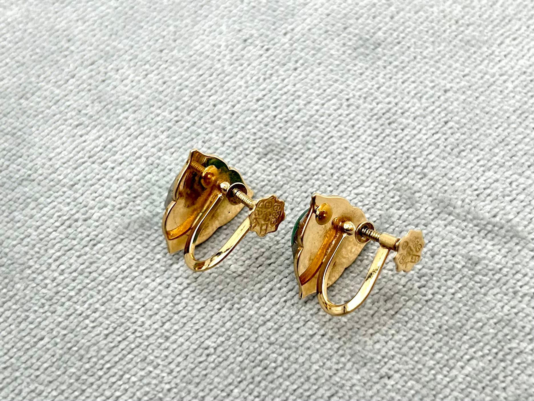 Goldene Ohrringe mit Smaragden und Perlen für Damen oder Herren im Angebot