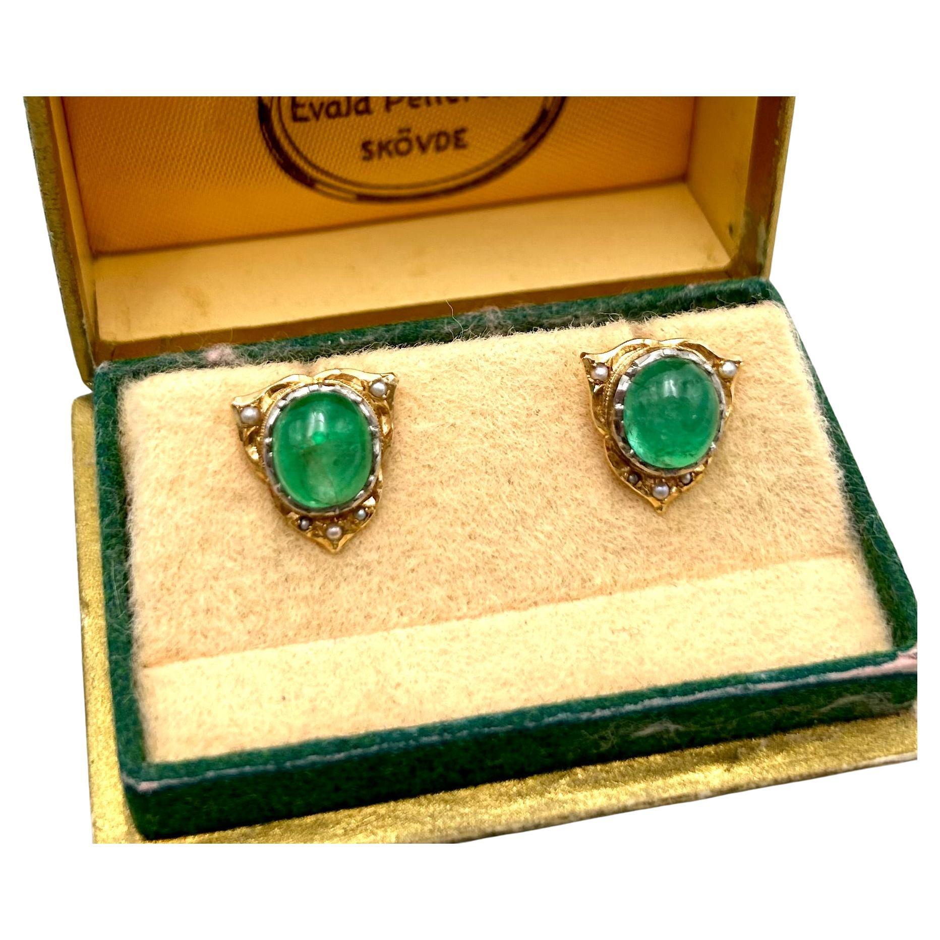 Goldene Ohrringe mit Smaragden und Perlen im Angebot