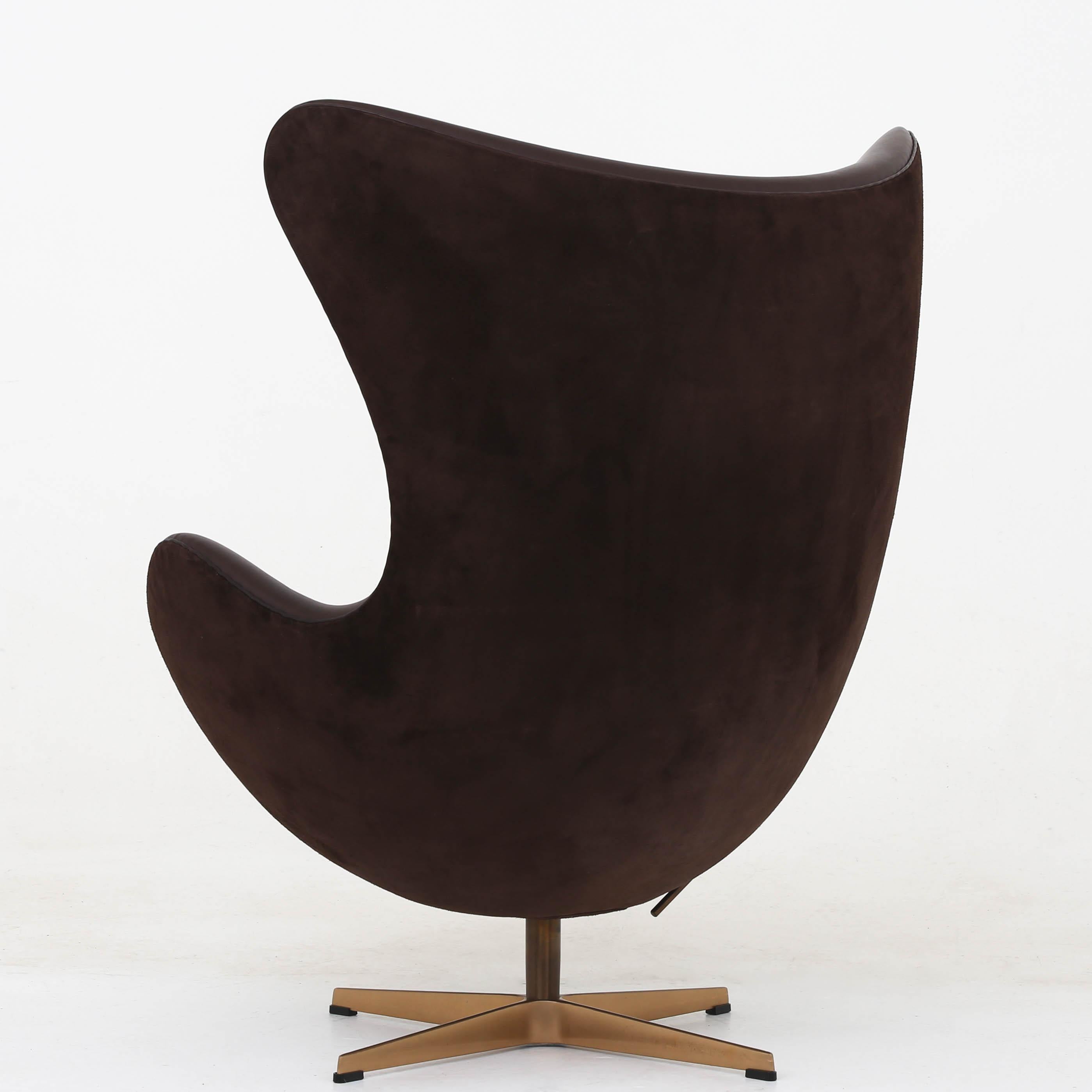 AJ 3316 - 'Golden Egg' lounge chair (anniversary model) in Elegance Mocca aniline leather, suede and base of hand-polished bronze. Produced 999 pieces, of which this is no. 518. Maker Fritz Hansen.